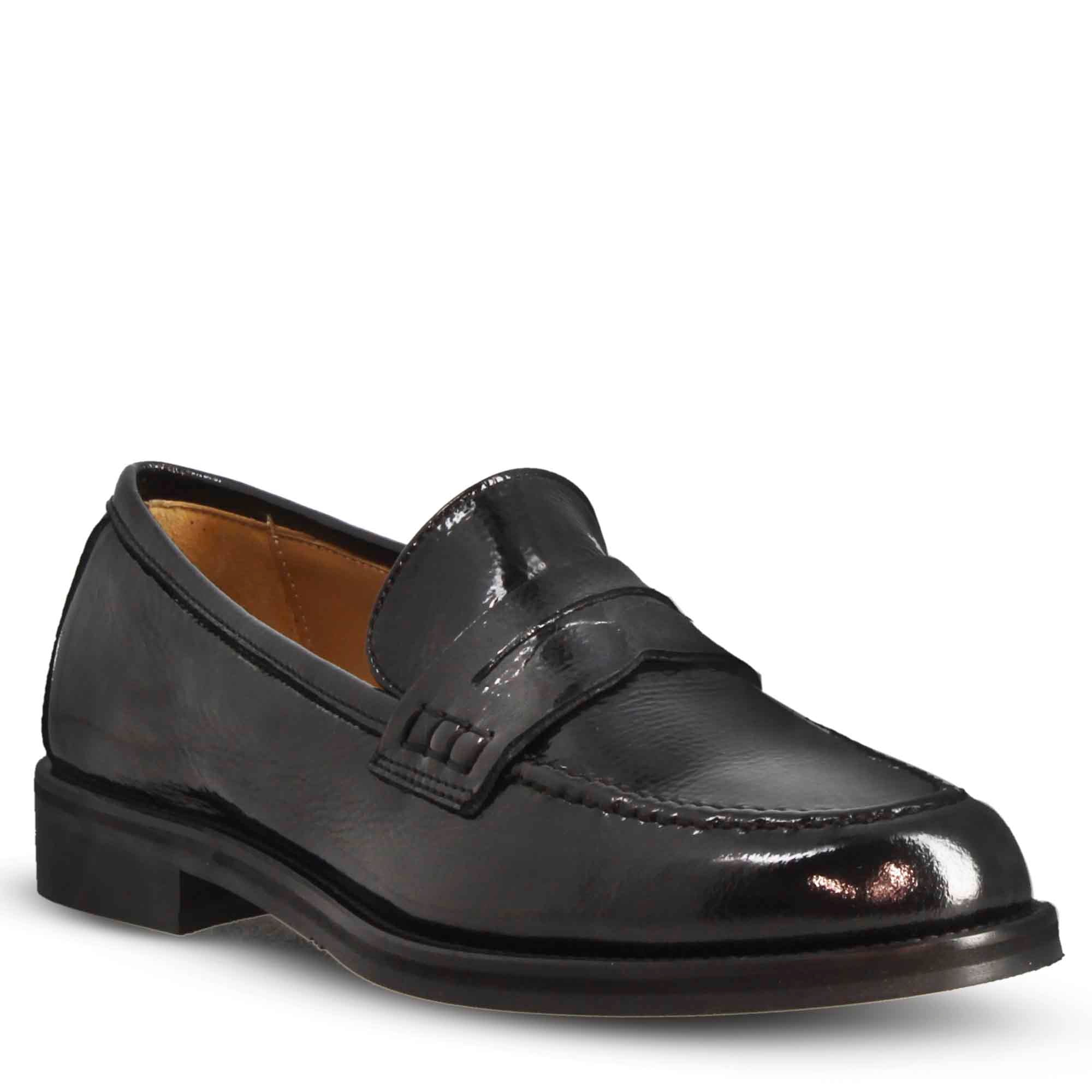 Mocassino elegante da donna in pelle lucida colore nero fatti a mano in Italia