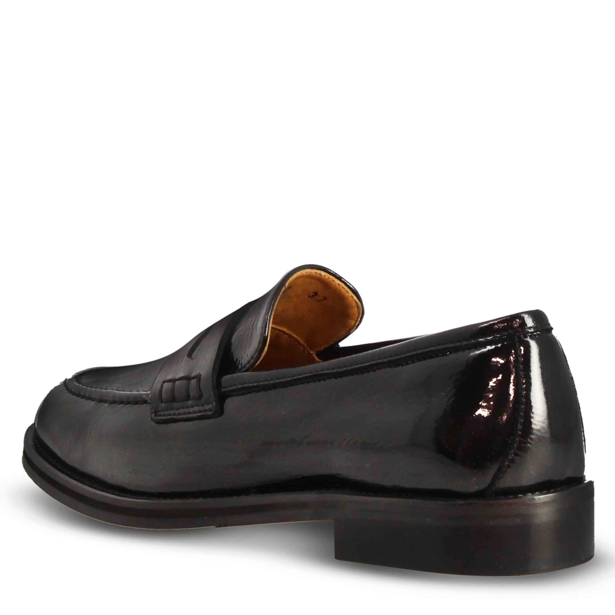 Mocassino elegante da donna in pelle lucida colore nero fatti a mano in Italia