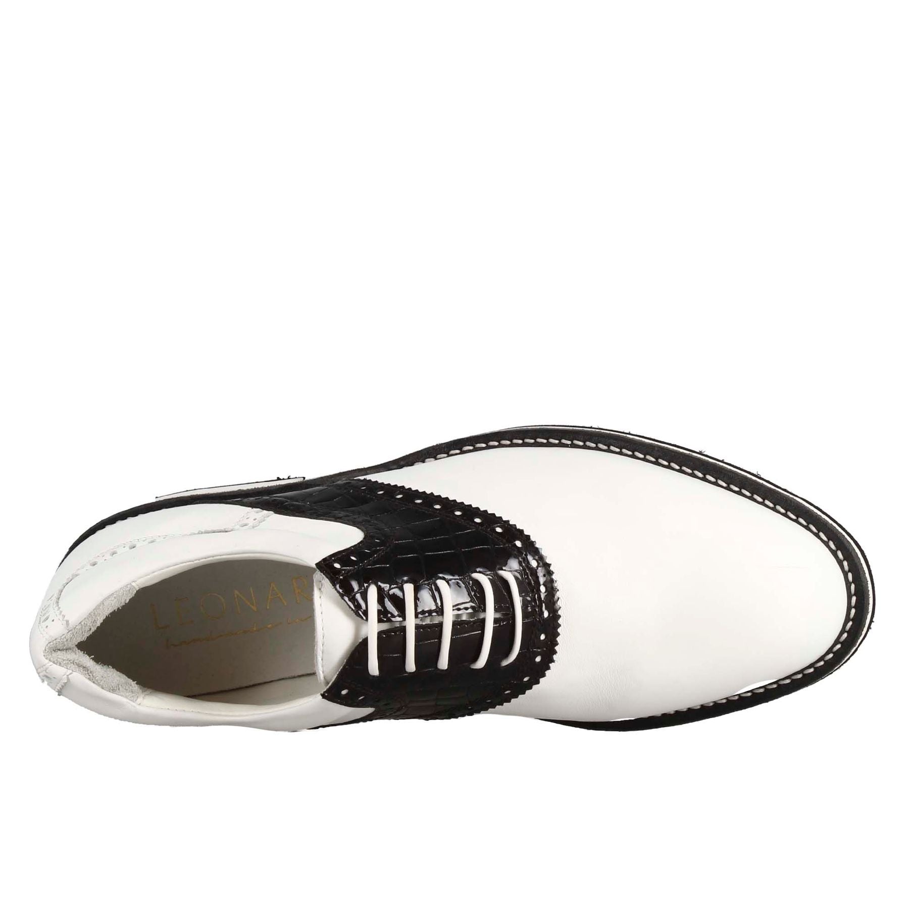 Scarpa golf artigianale da donna in pelle colore bianco con dettagli in pelle colore nero