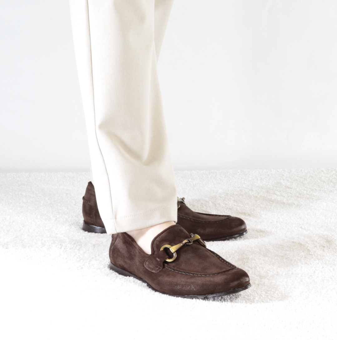 Men's moccasin in dark brown suede with gold-coloured clamp