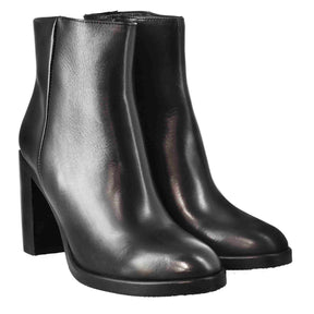 Smooth women's ankle boot with high heel in black leather