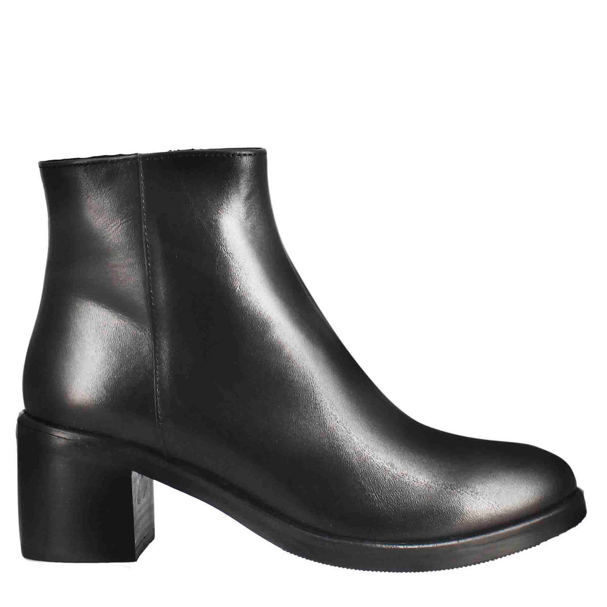 Women's smooth ankle boot with medium heel in black color leather