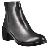 Smooth women's ankle boot with medium heel in black leather