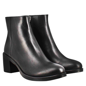 Smooth women's ankle boot with medium heel in black leather