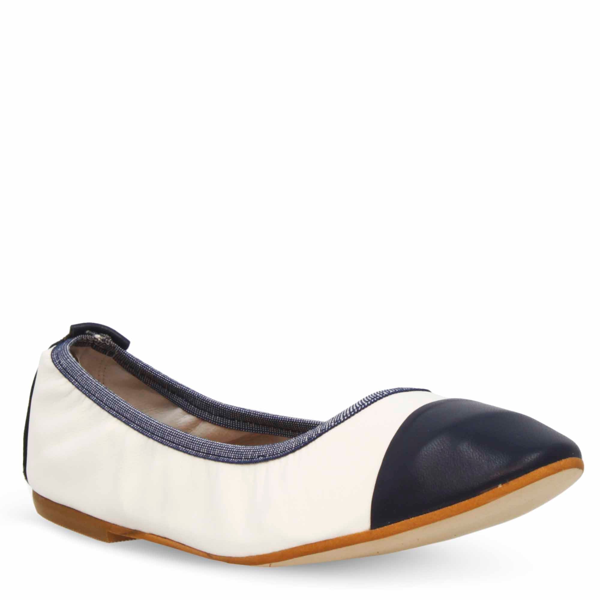 Ballerine à talon bas faite main blanche et bleue
