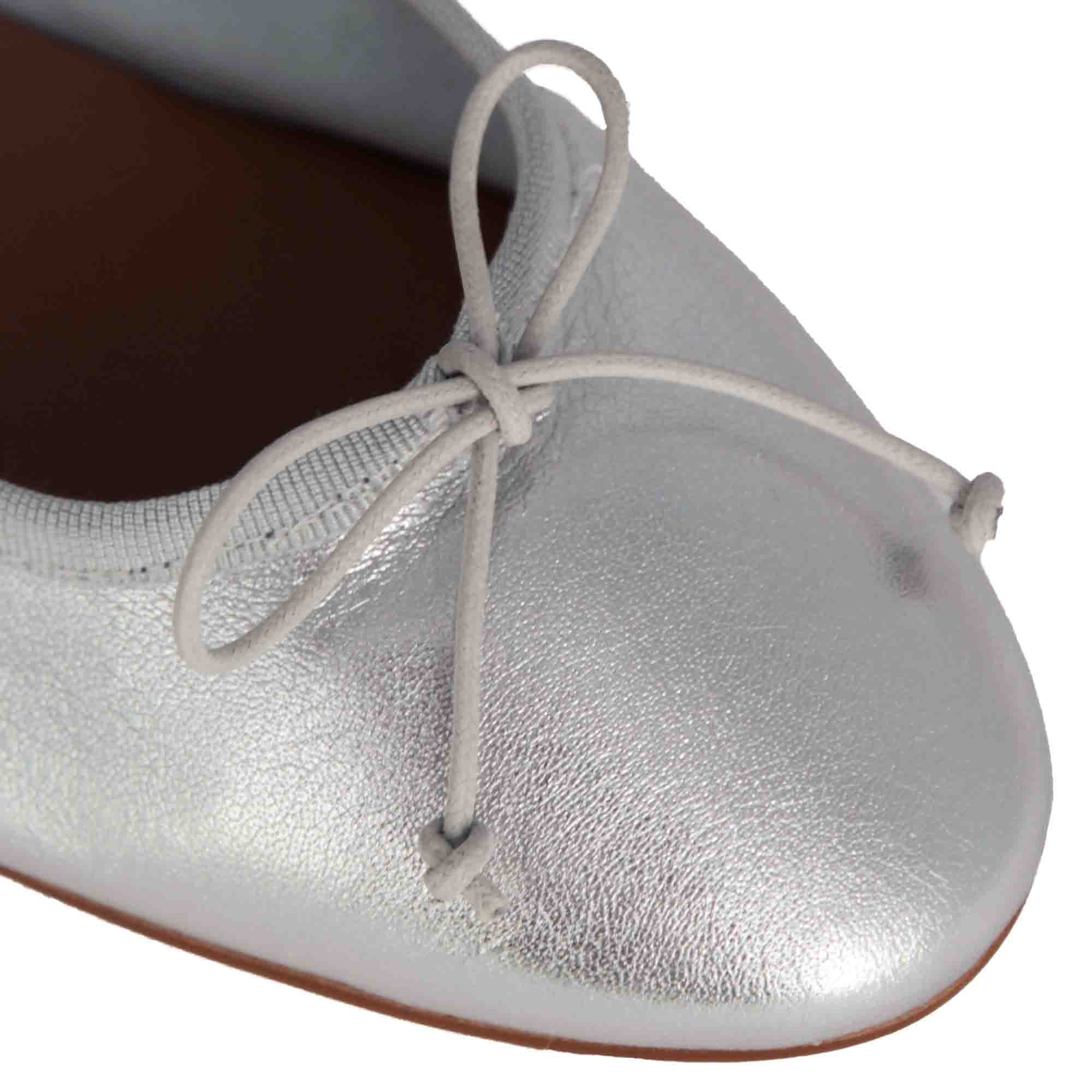 Ballerina classica da donna in pelle laminata colore argento