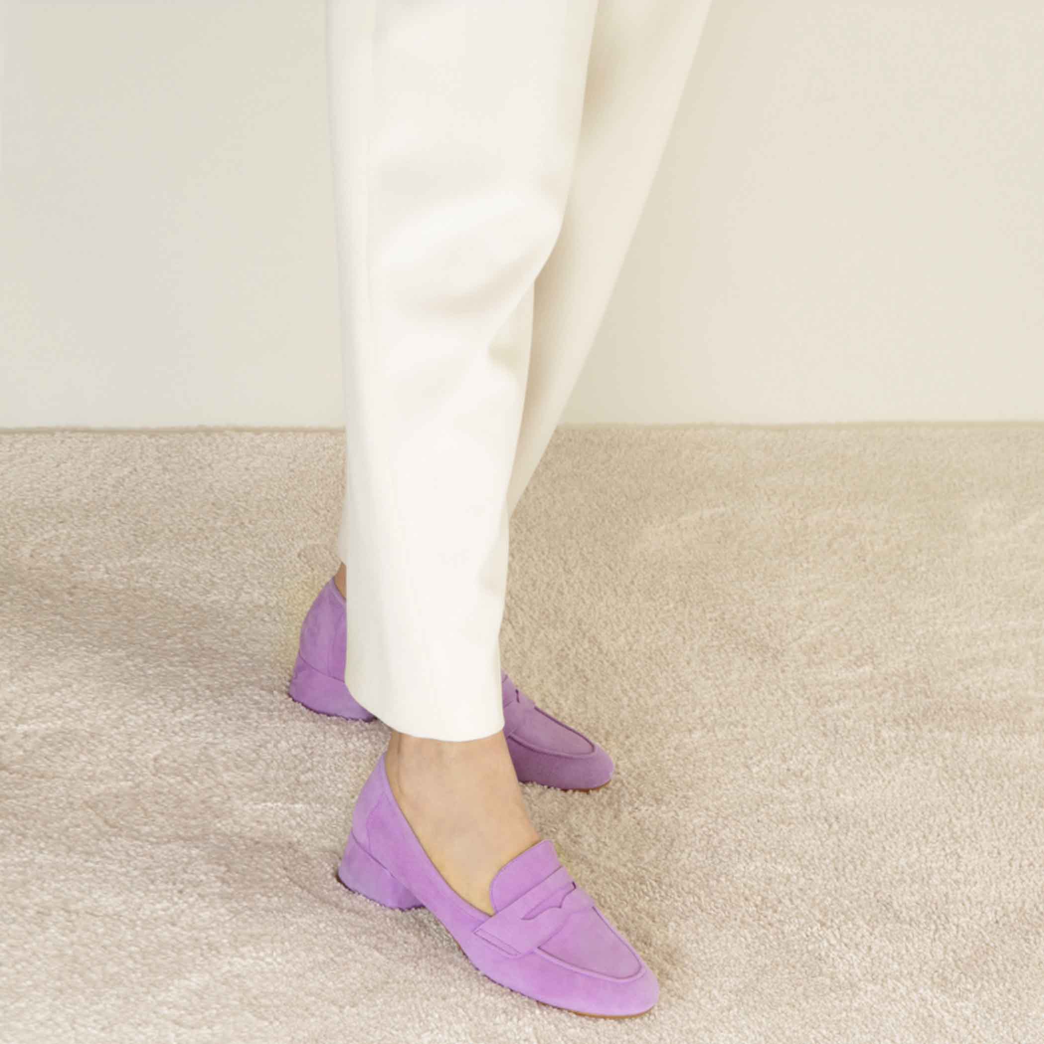 Classic handmade women's décolleté in purple suede