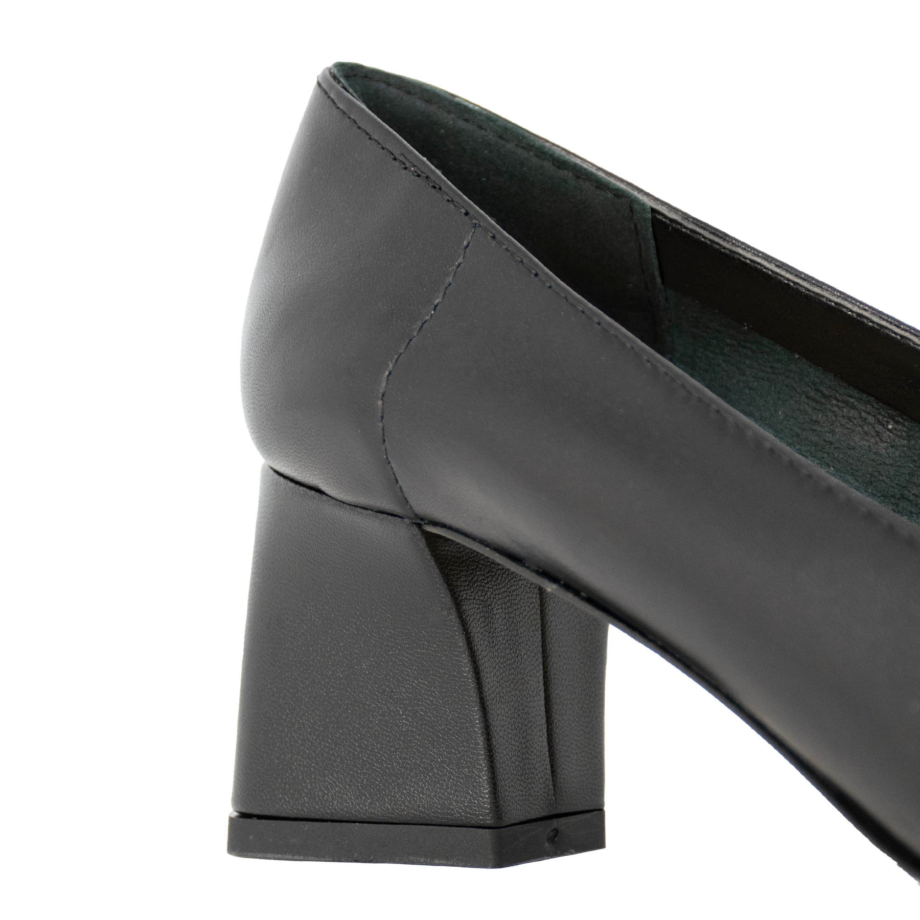 Women's pumps in black leather with medium heel
