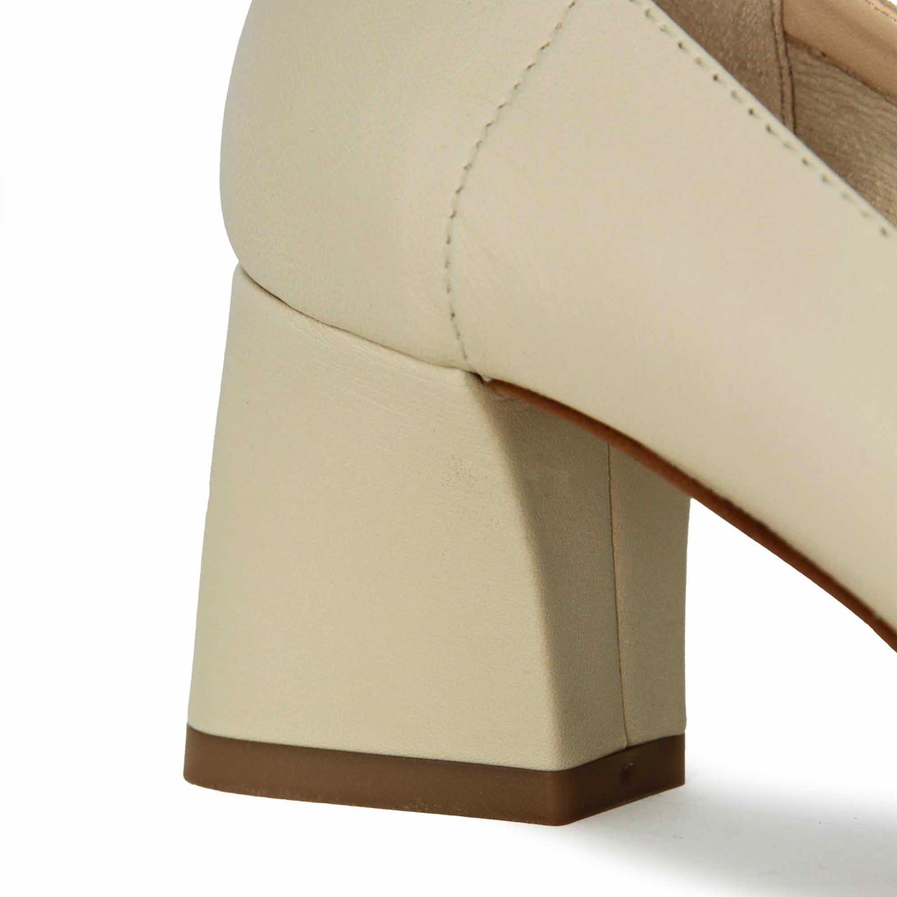 Women's décolleté in beige leather with medium heel