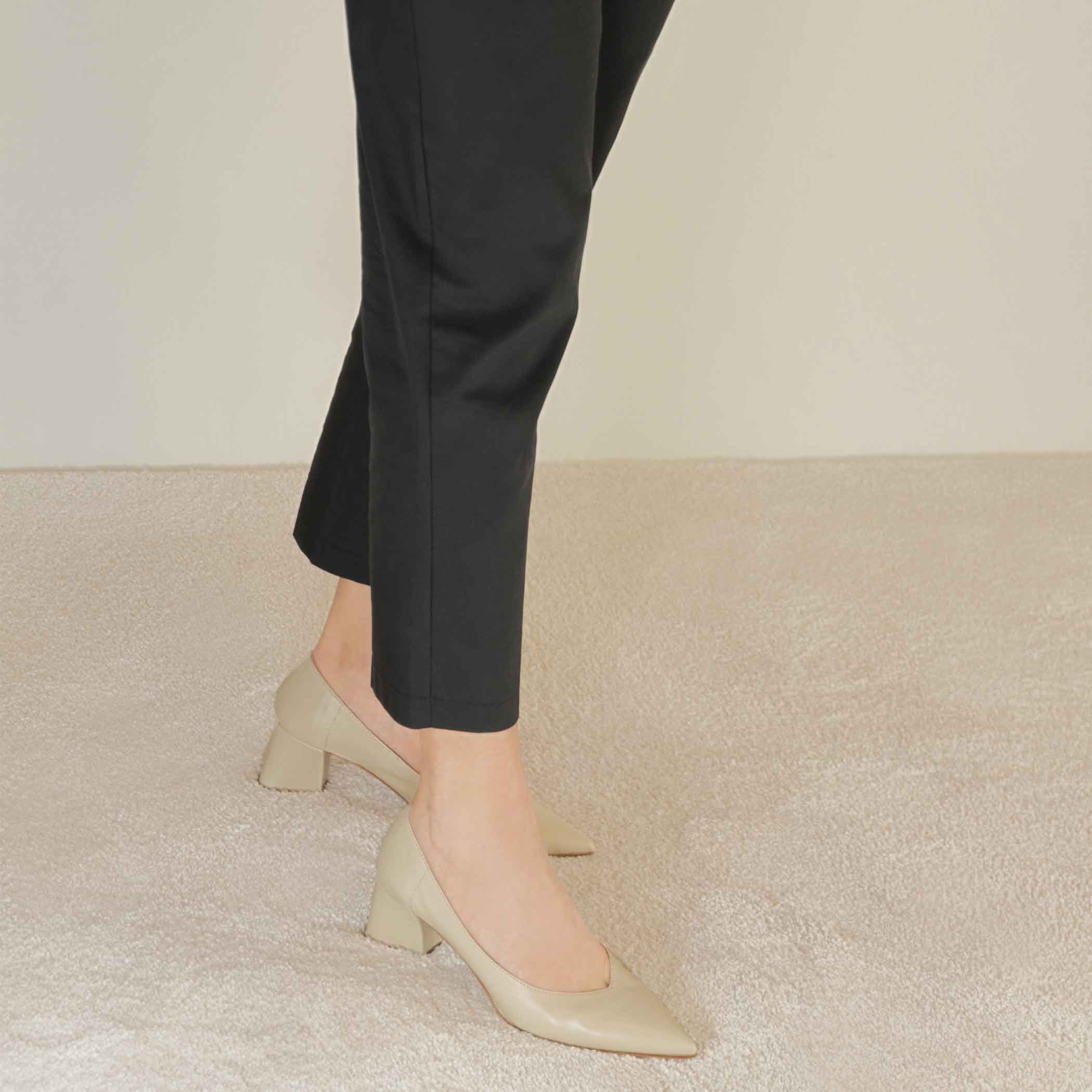 Décolleté da donna in pelle colore beige con tacco medio
