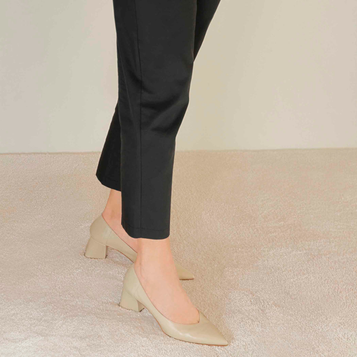 Women's décolleté in beige leather with medium heel