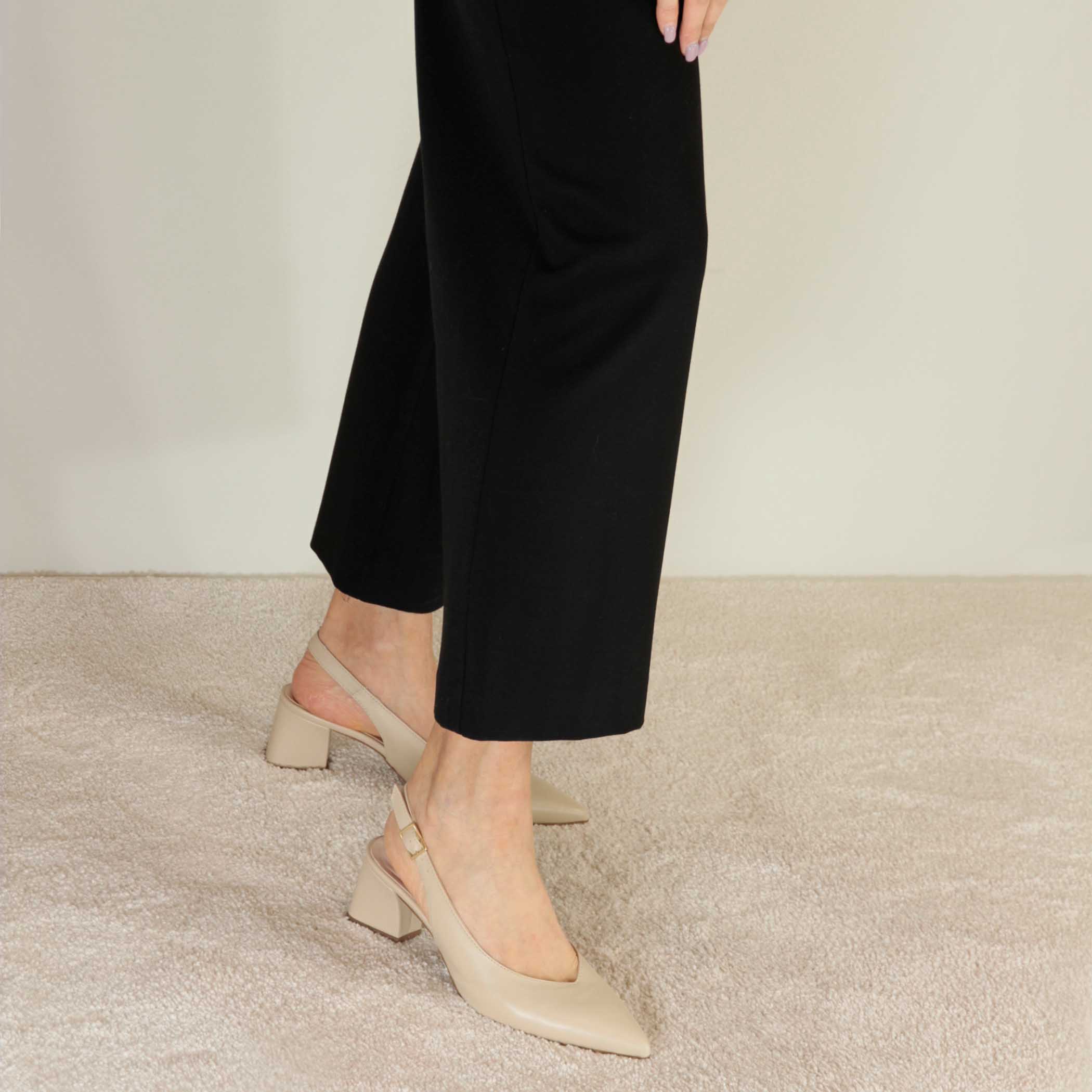 Women's slingback décolleté in beige leather with medium heel