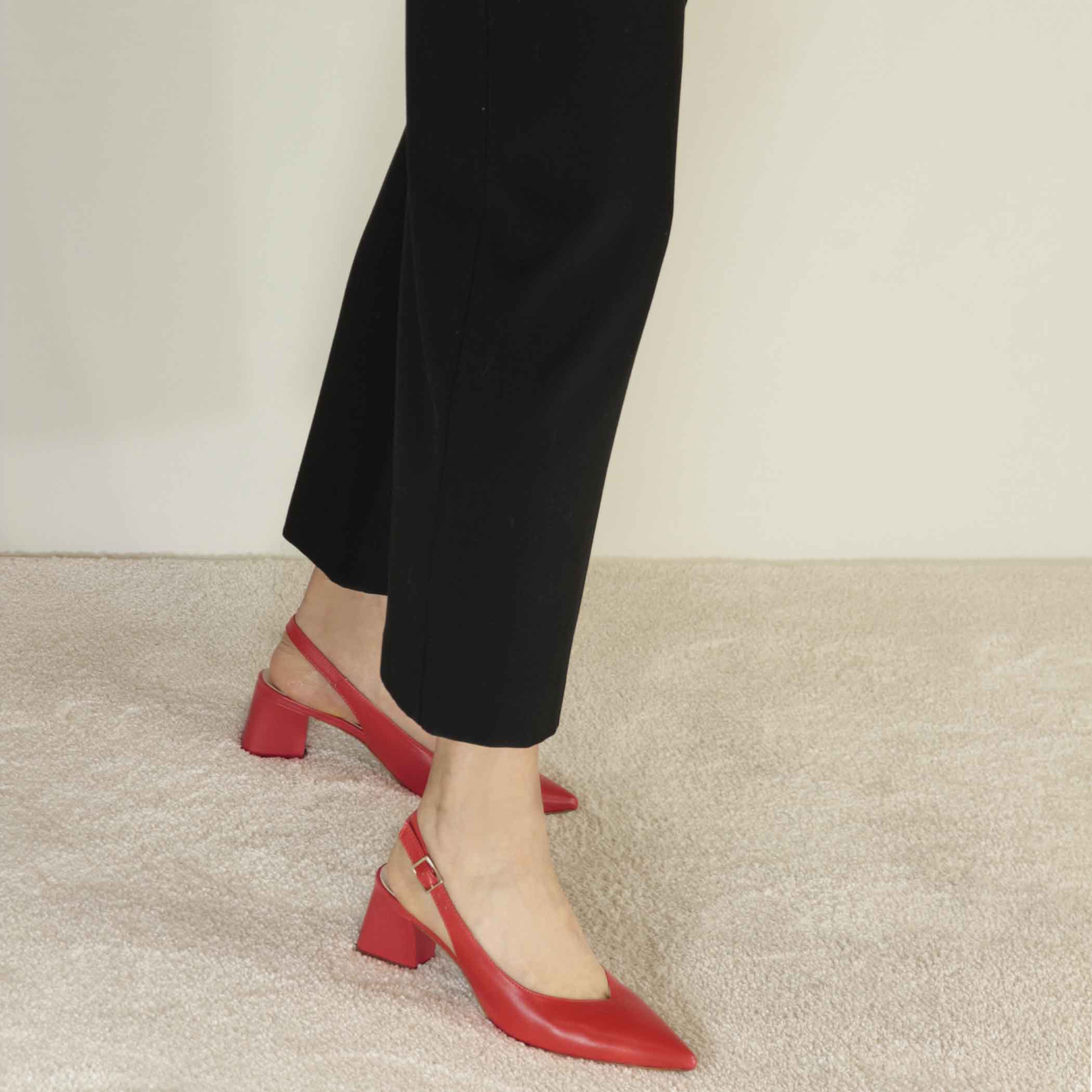 Décolleté slingback pour femme en cuir rouge à talon moyen