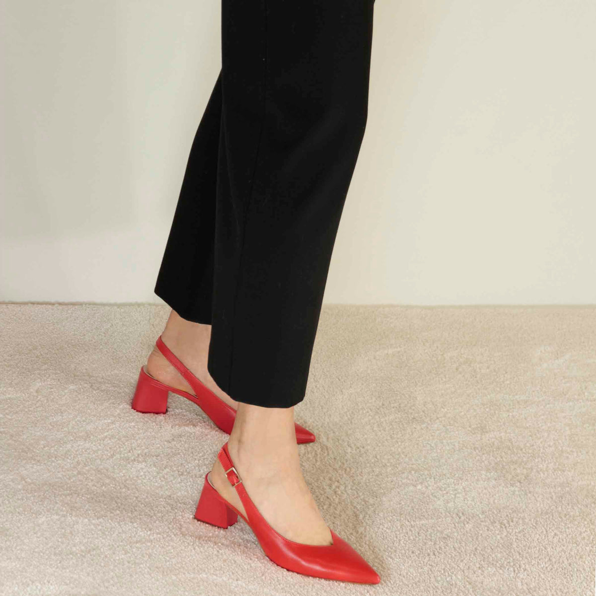 Women's slingback décolleté in red leather with medium heel