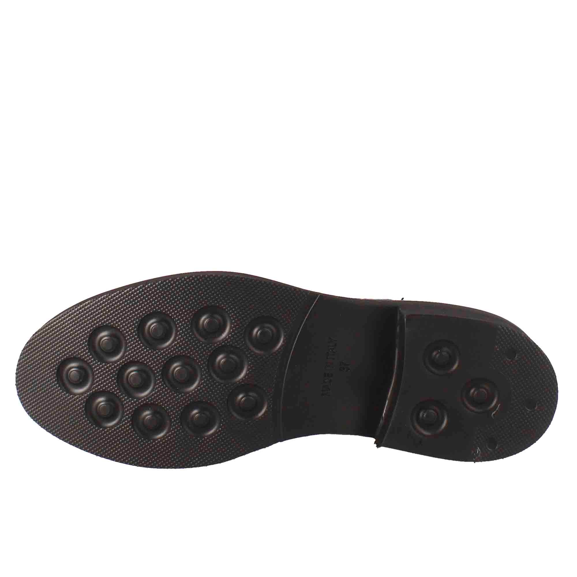 Women's derby with paupa brogue details in black washed leather
