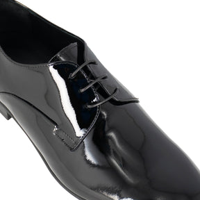 Eleganter herren-derby aus glänzendem schwarzem leder