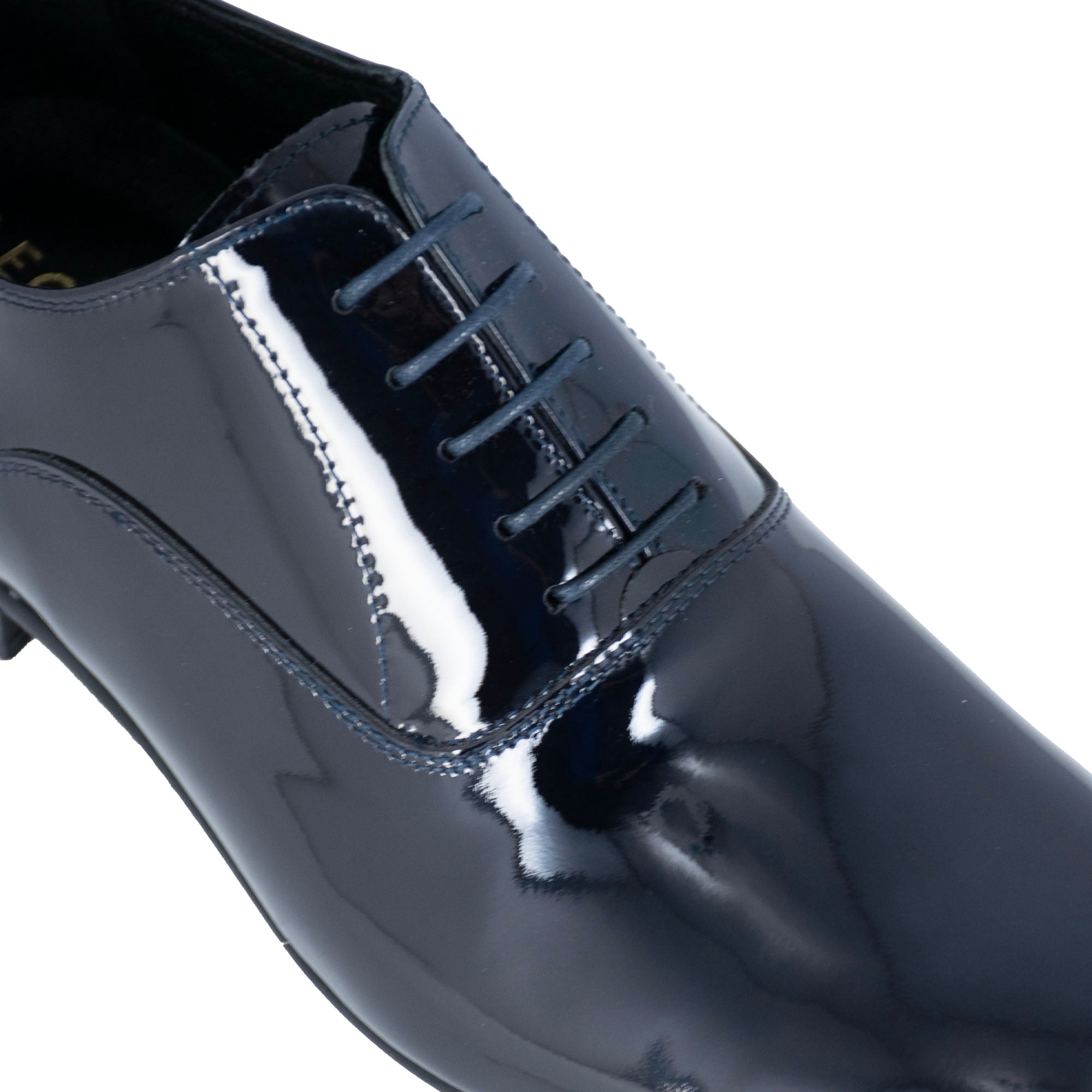 Elegant men's brogues in blue patent leather for ceremonies