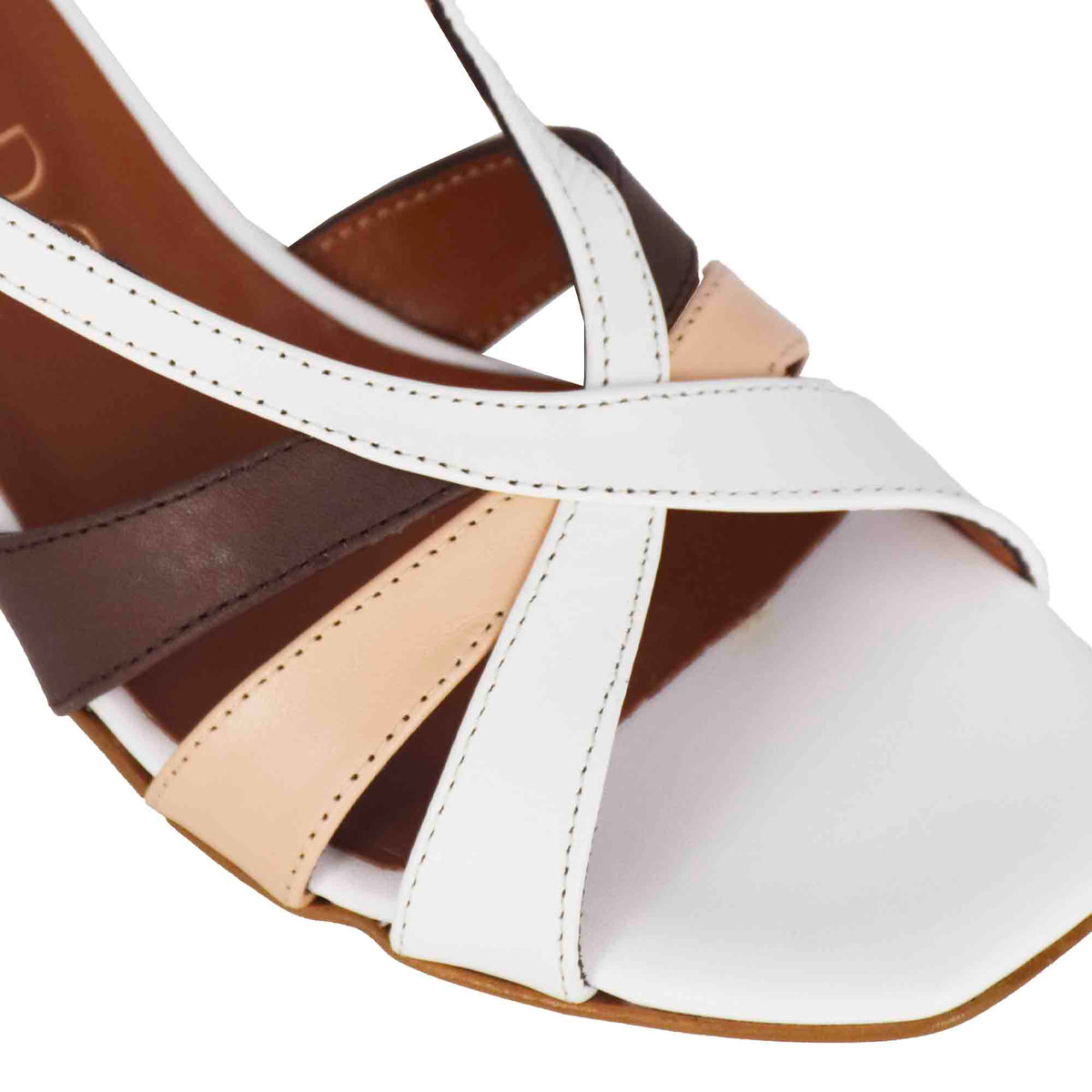 Klassische damen-sandale aus weißem leder mit mehrfarbigen streifen