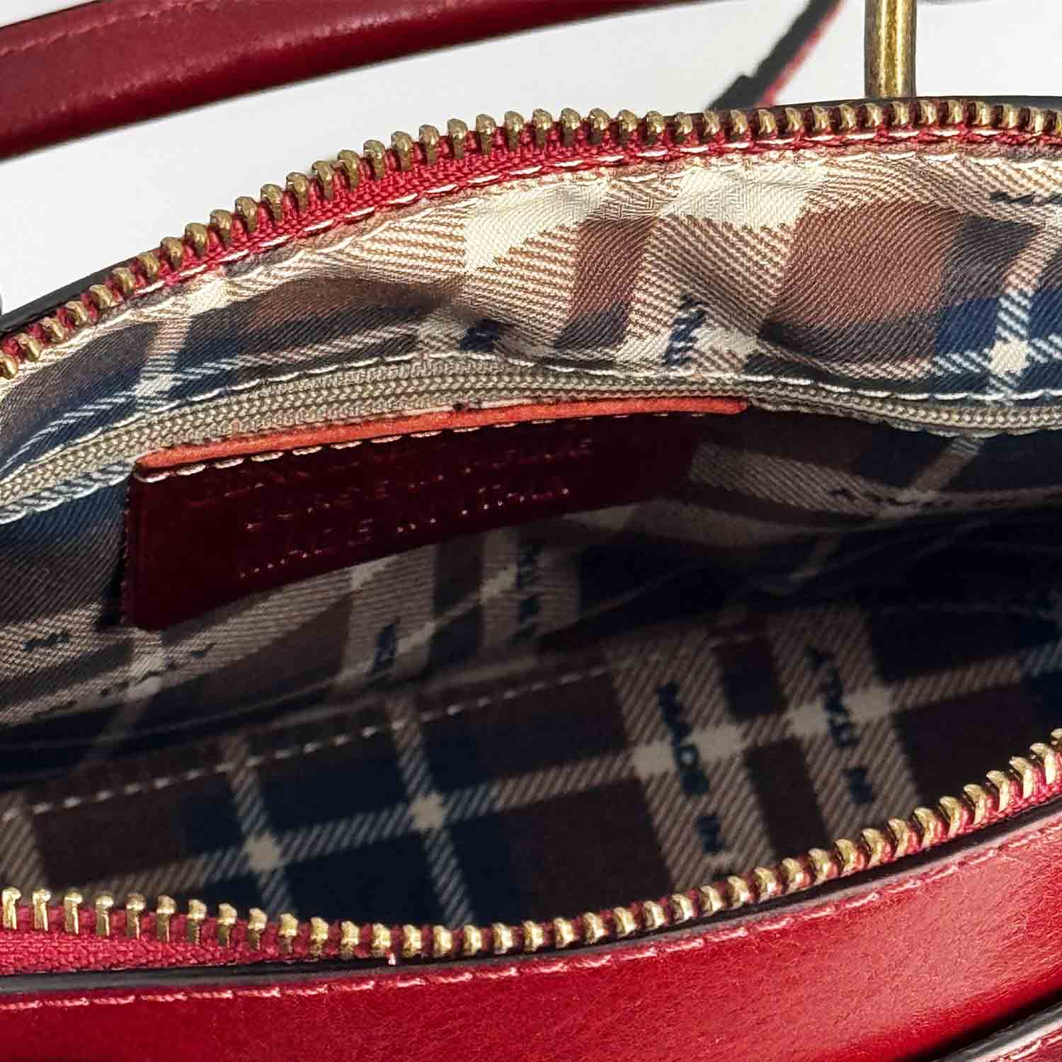 Livia handtasche und schultertasche aus rotem leder