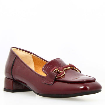 Mocassino artigianale da donna in pelle verniciata bordeaux