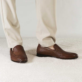 Classic men's loafer in light brown woven leather