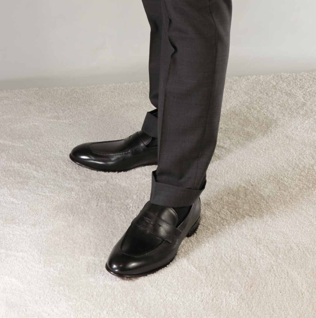 Klassischer schwarzer leder-mokassin für herren