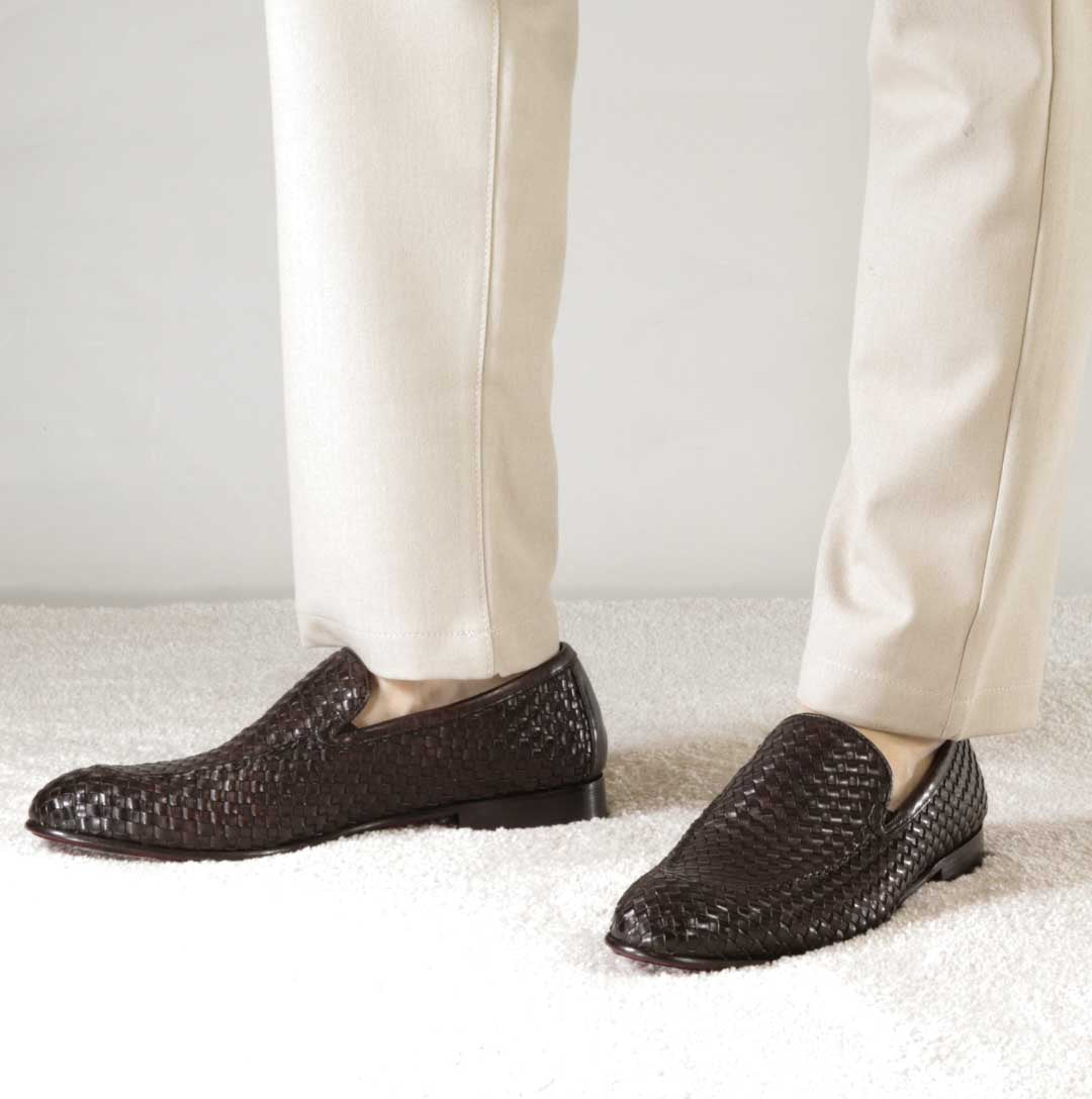 Classic men's moccasin in dark brown woven leather