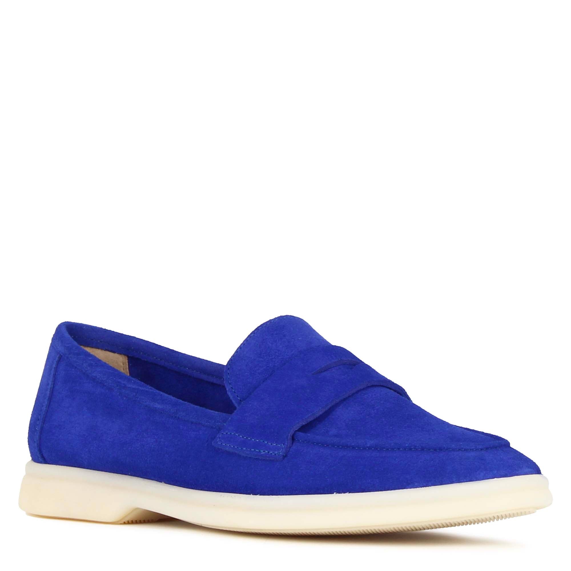 Klassischer blauer wildleder-mokassin für damen