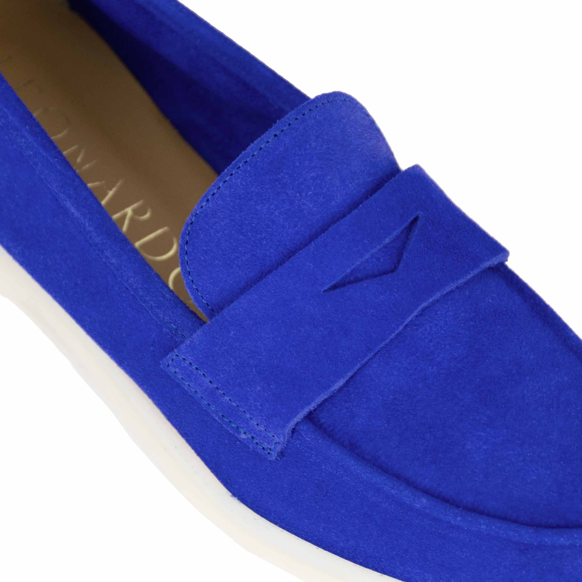 Klassischer blauer wildleder-mokassin für damen