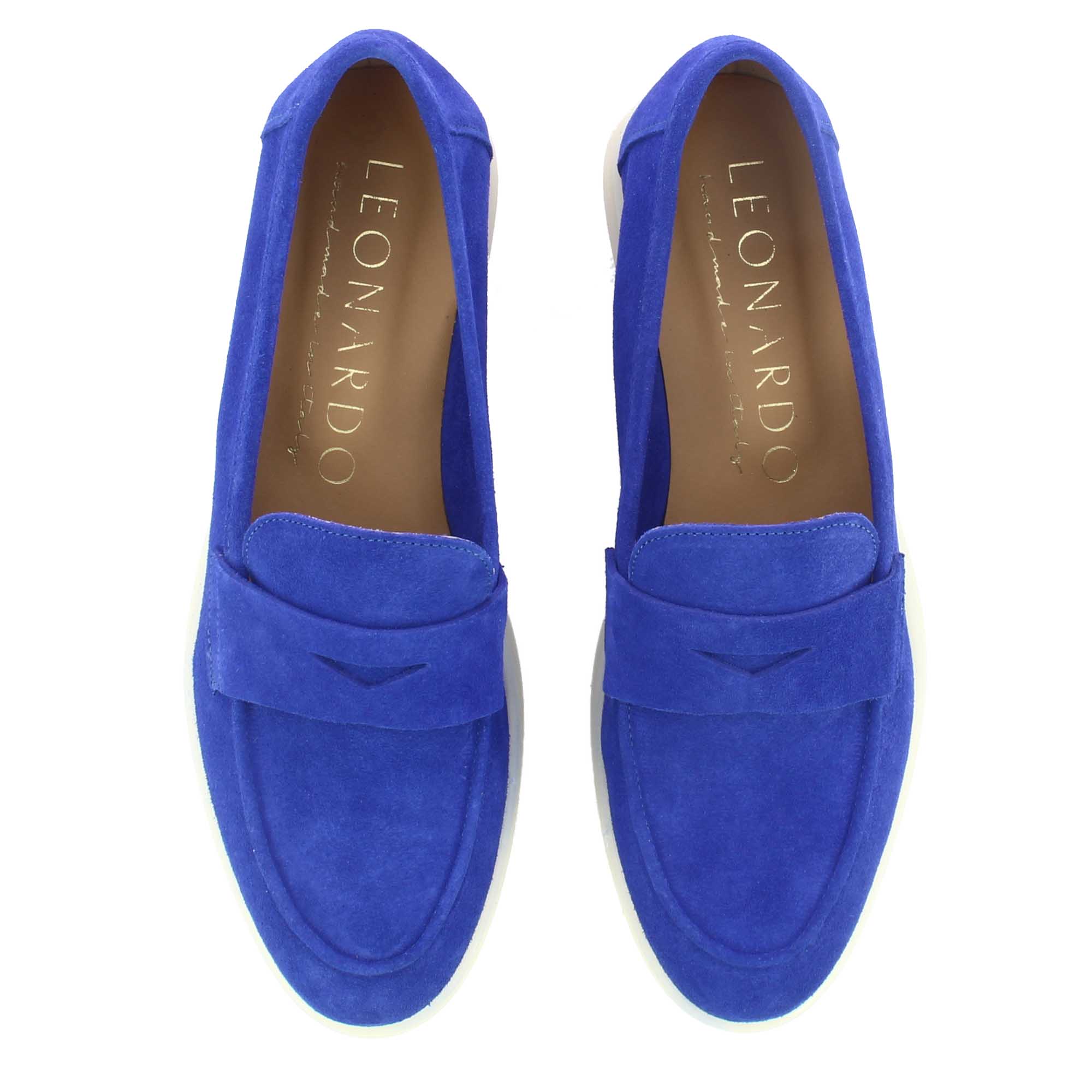 Klassischer blauer wildleder-mokassin für damen