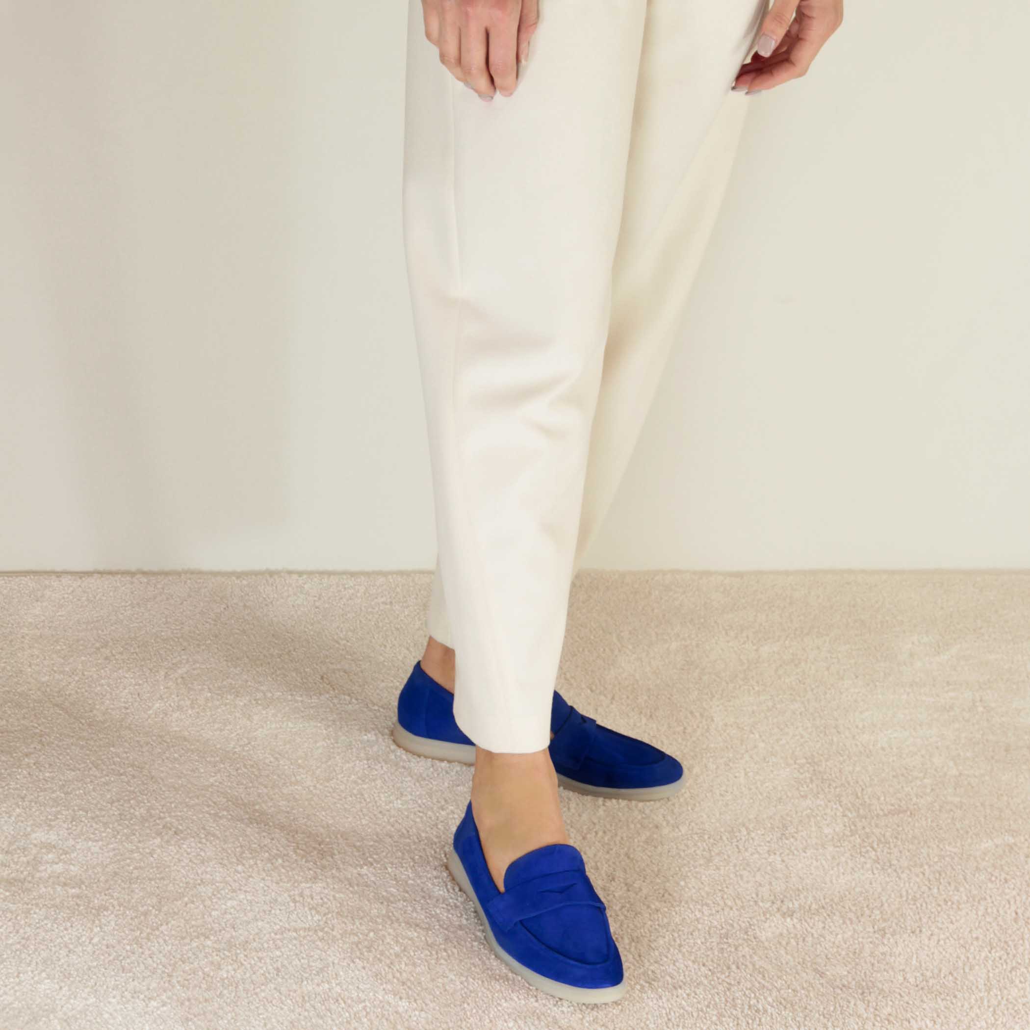 Klassischer blauer wildleder-mokassin für damen