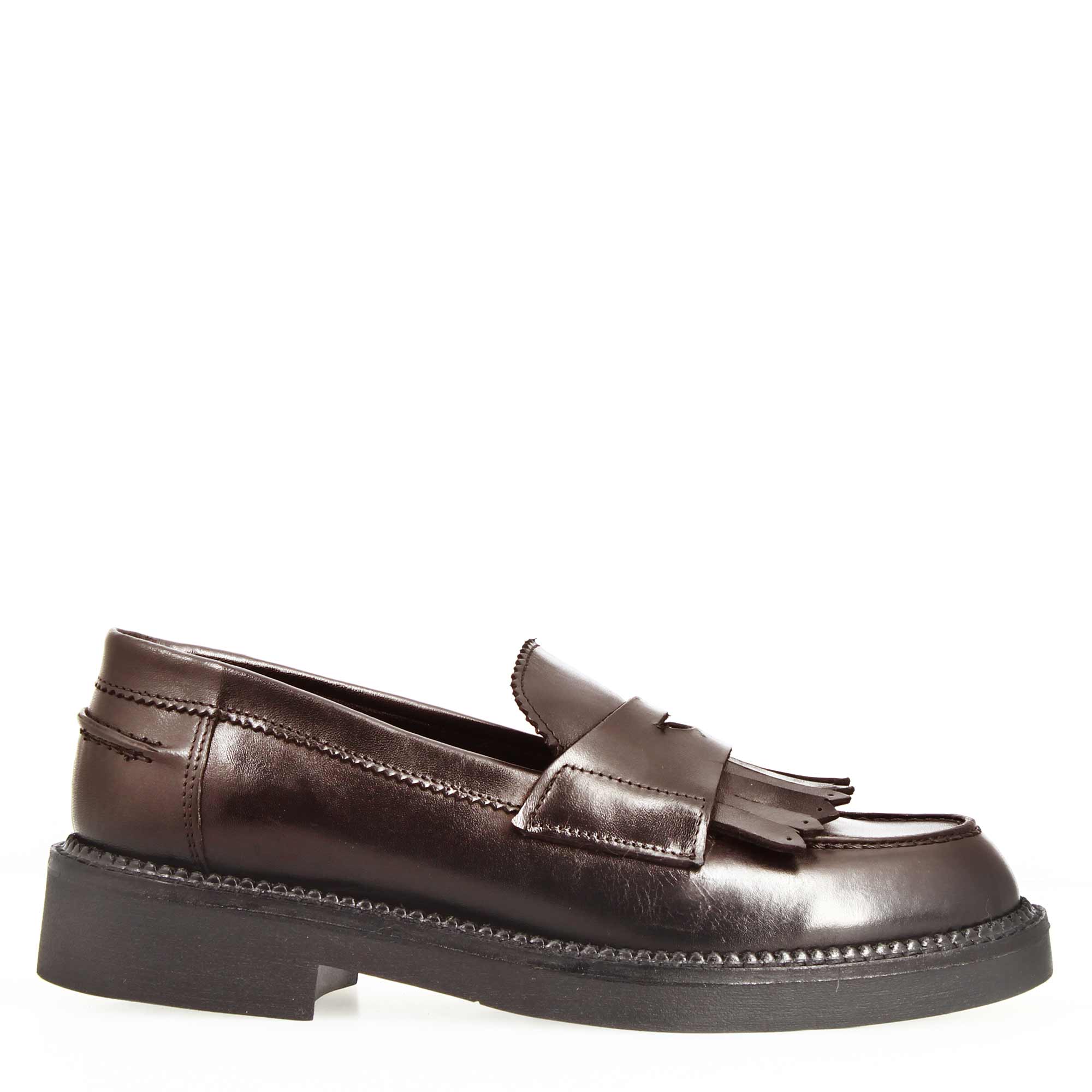 Women's moccasin with sturdy sole in dark brown leather and fringes
