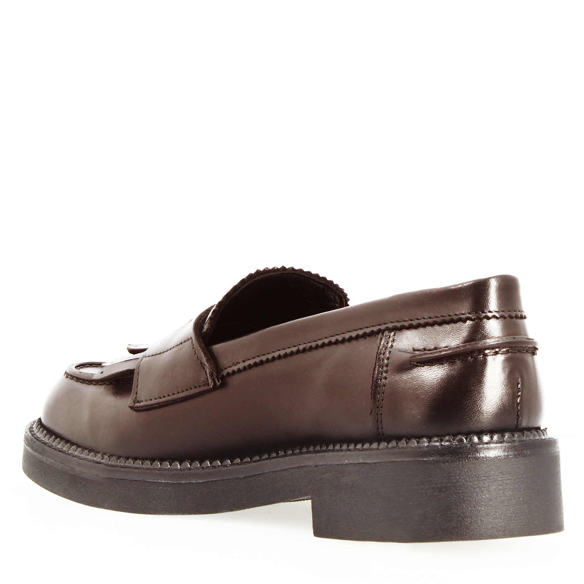 Women's moccasin with sturdy sole in dark brown leather and fringes