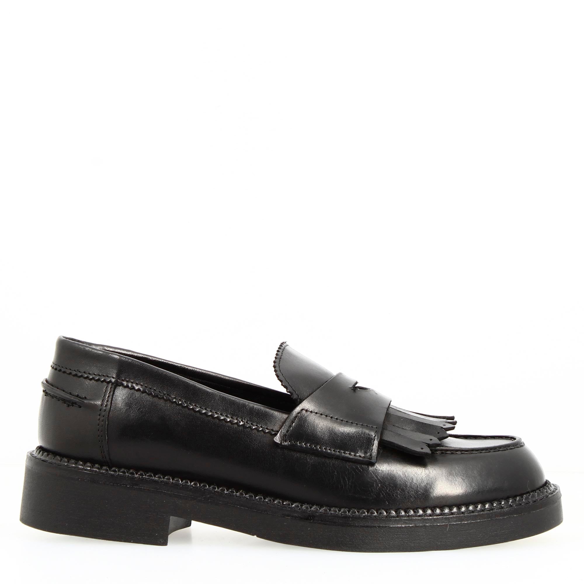 Women's loafer with sturdy black leather sole and fringes