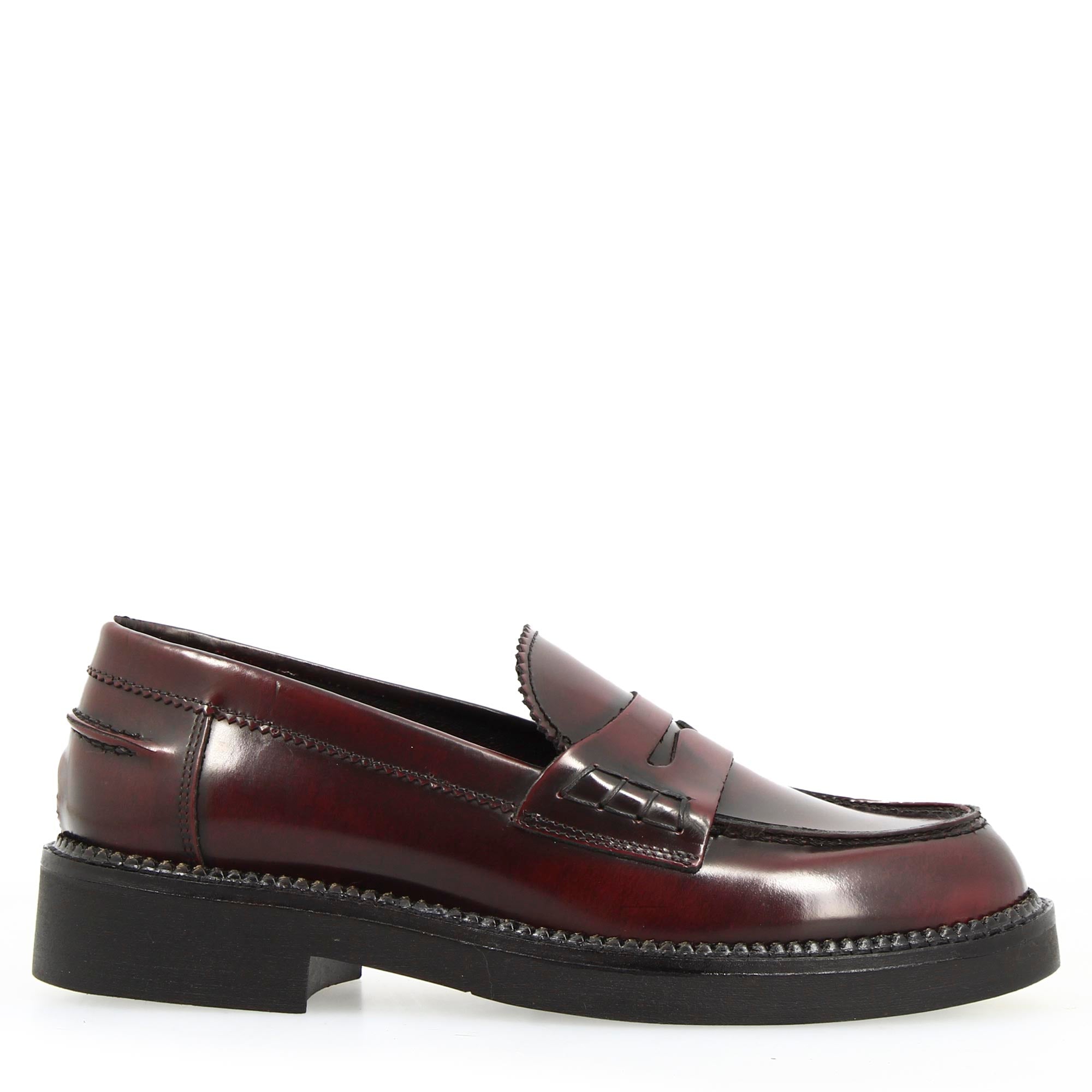 Women's moccasin with sturdy sole in burgundy brushed leather