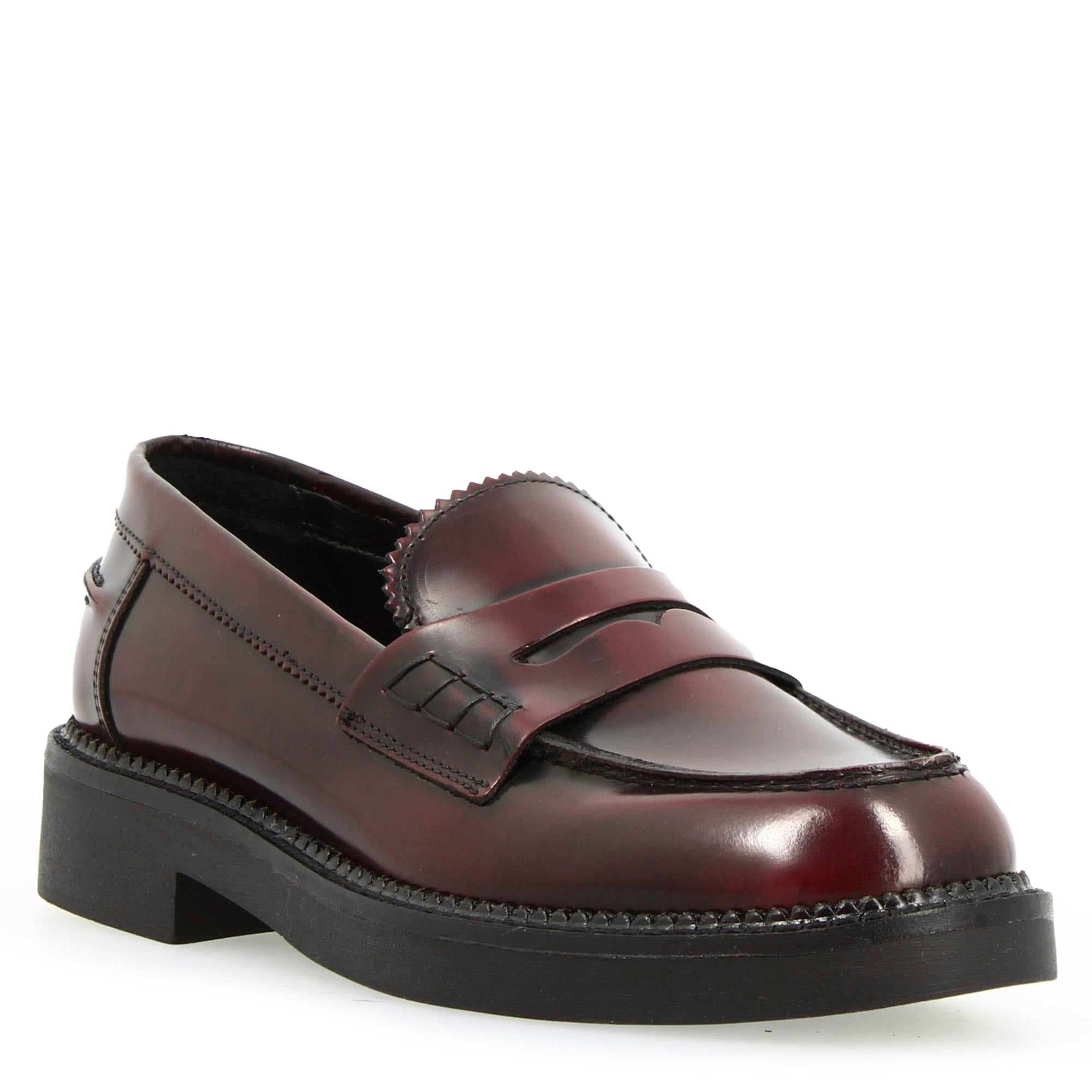 Women's moccasin with sturdy sole in burgundy brushed leather