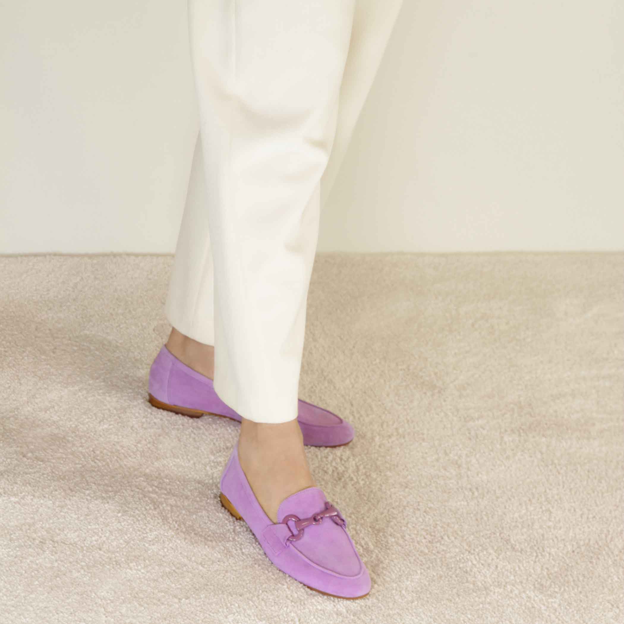 Mocassino da donna in pelle scamosciata con morsetto colore viola