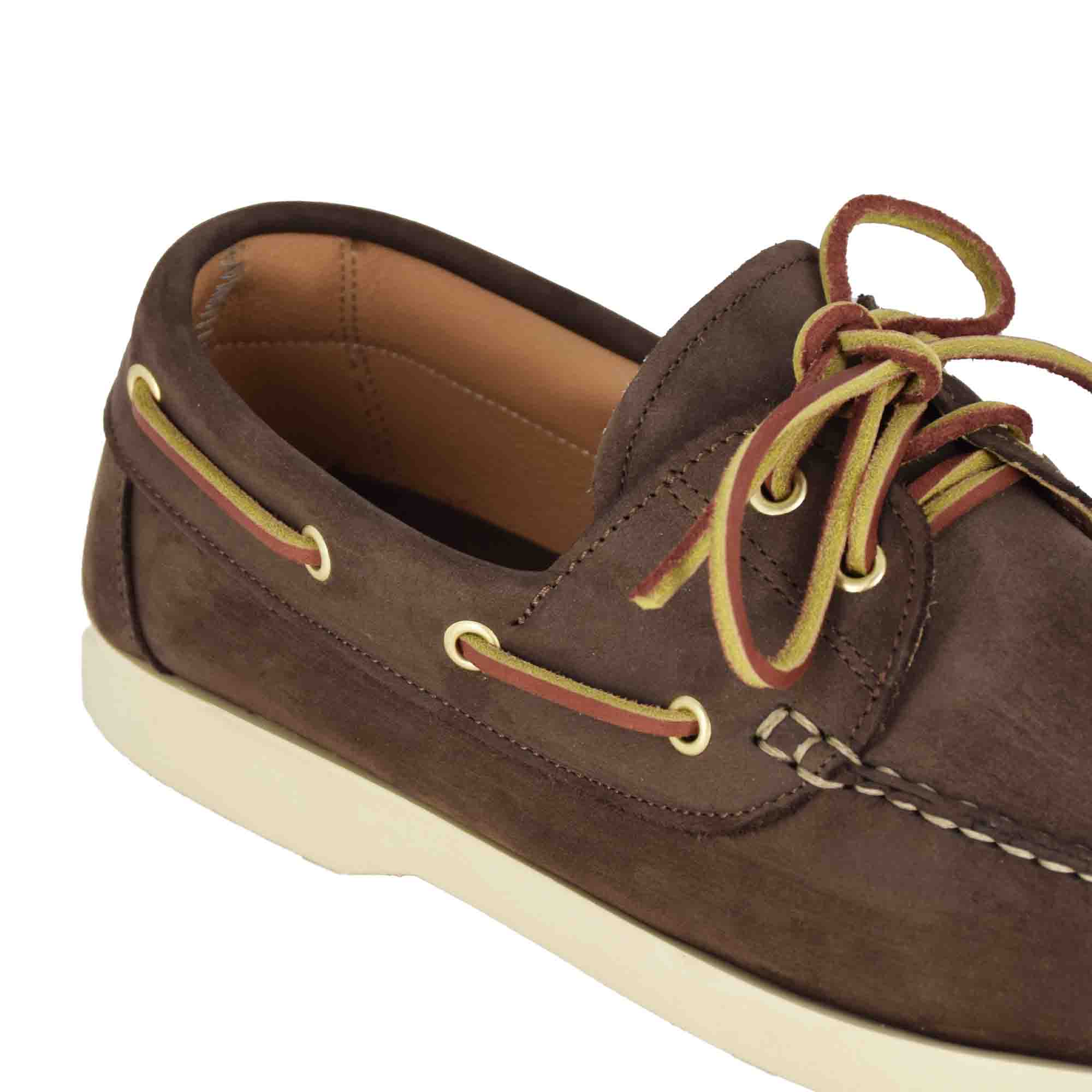 Dunkelbrauner bootsmokassin aus wildleder für herren