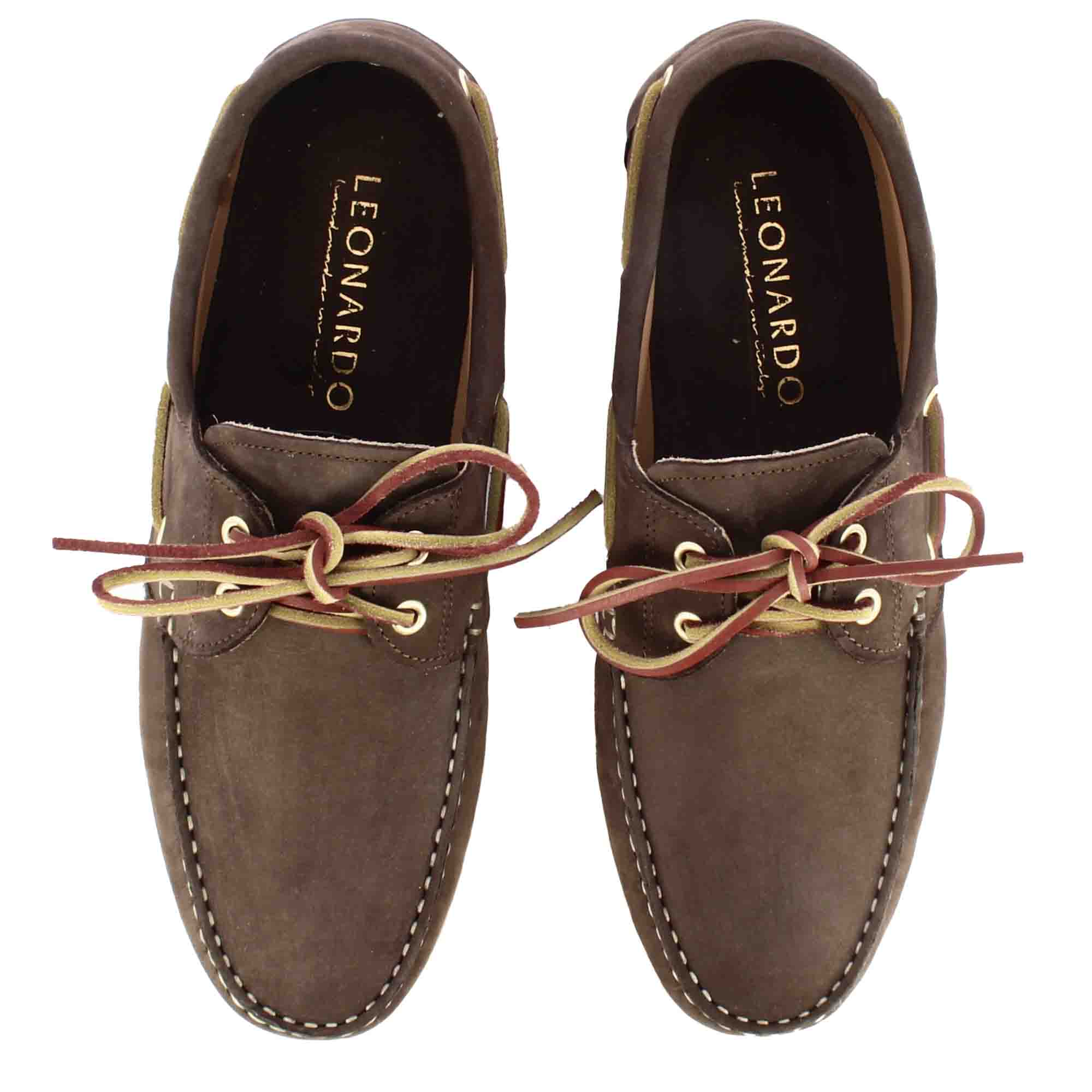 Dunkelbrauner bootsmokassin aus wildleder für herren