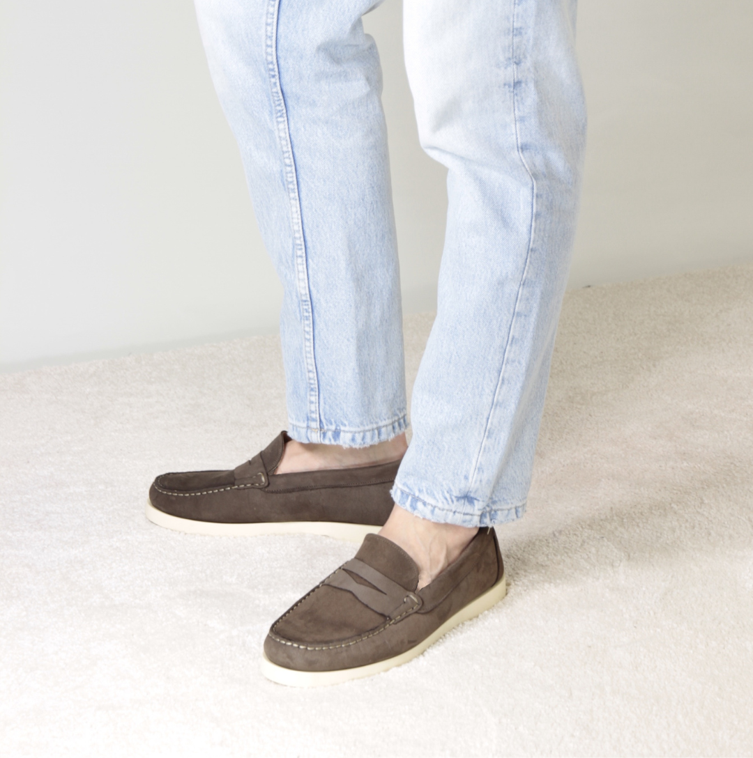 Lässiger bootsmokassin für herren aus dunkelbraunem leder