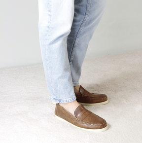 Casual men's boat moccasin in brown leather