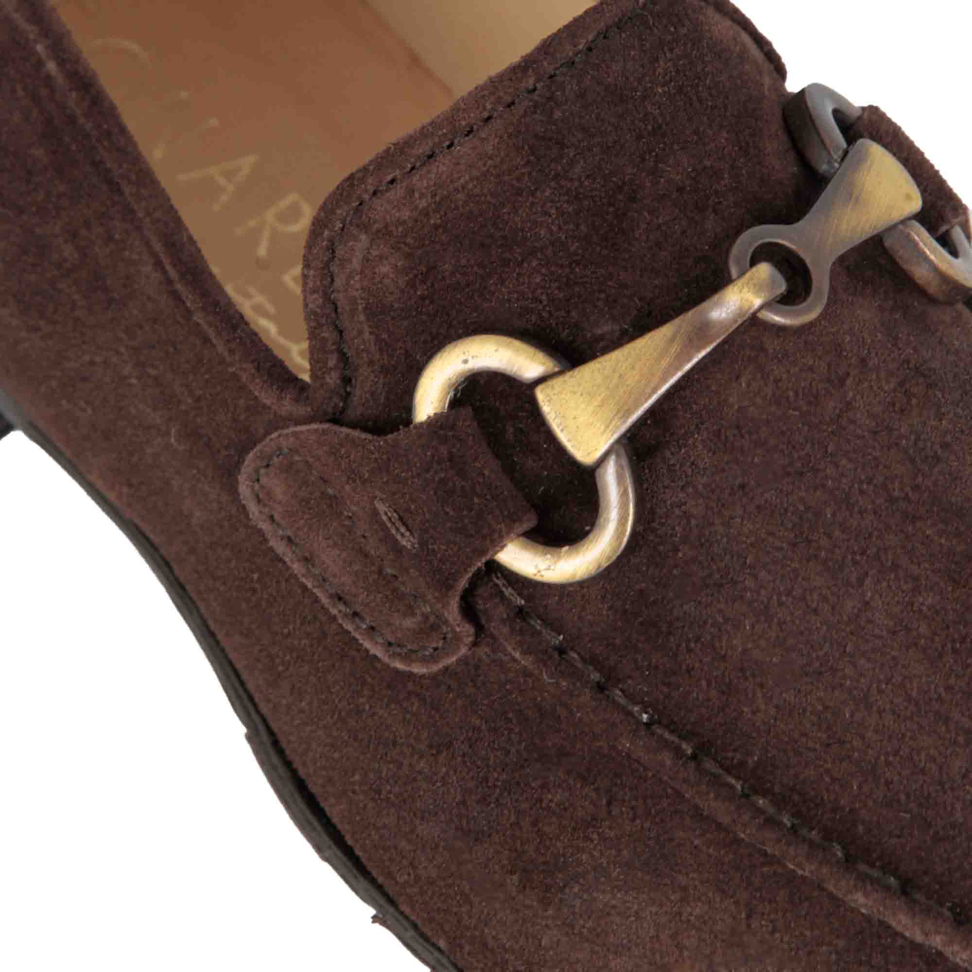 Men's moccasin in dark brown suede with gold-coloured clamp