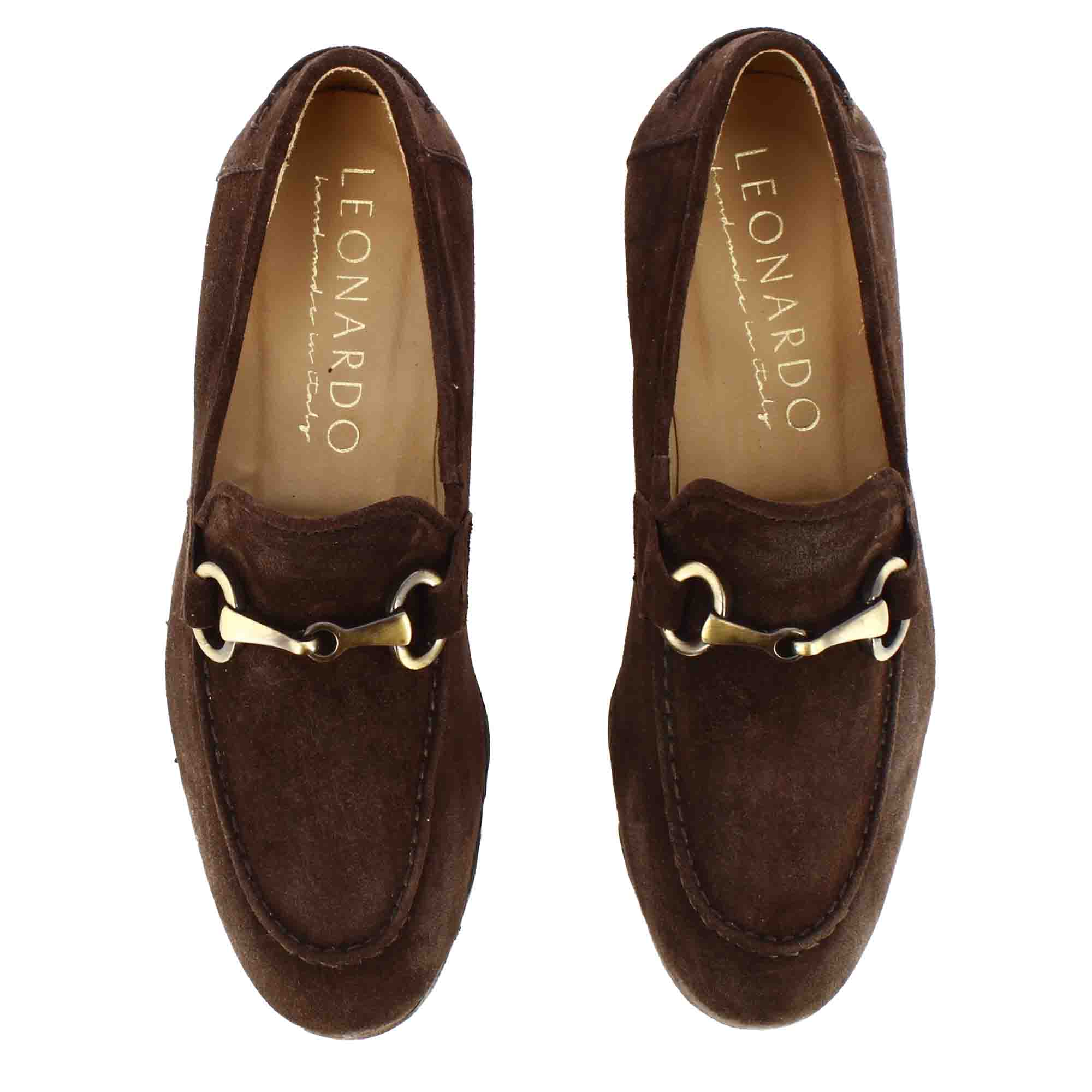 Men's moccasin in dark brown suede with gold-coloured clamp