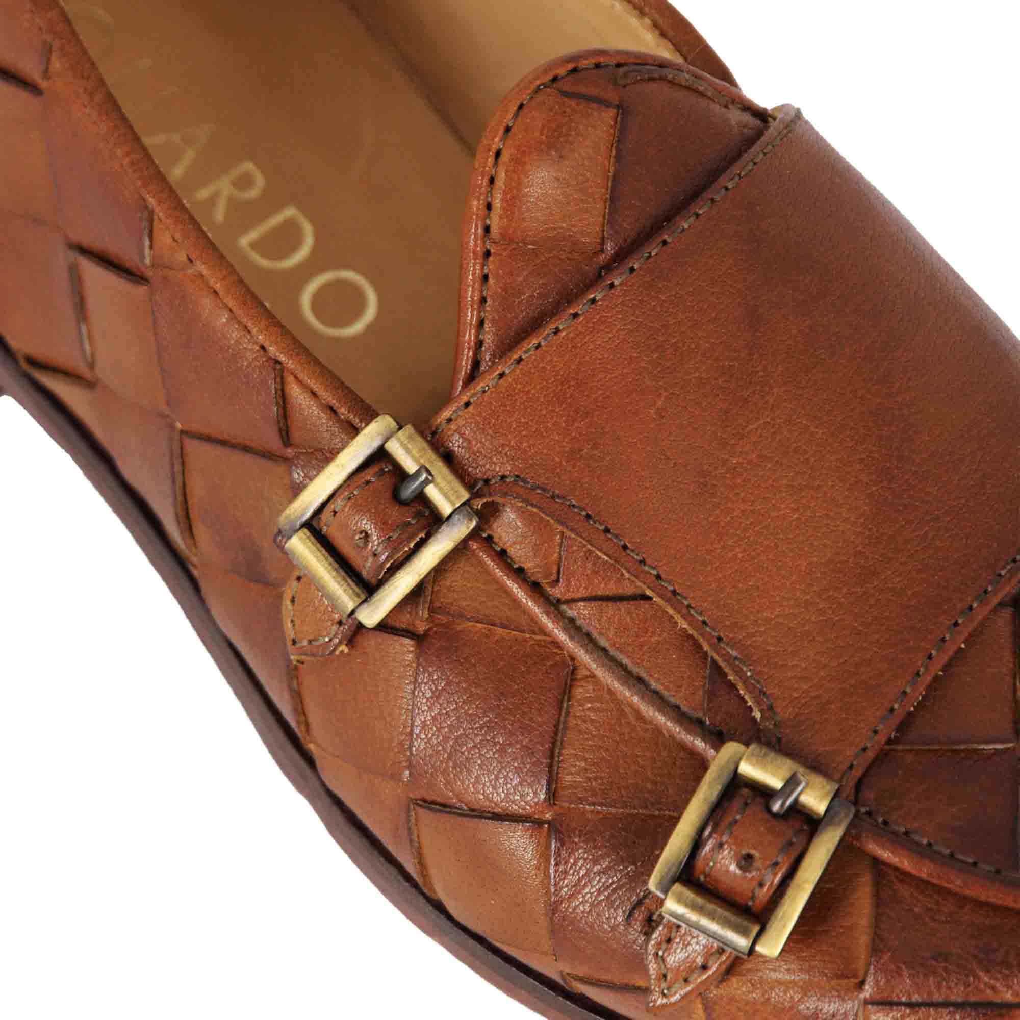 Mocassin marron à double boucle dorée pour homme en cuir tressé
