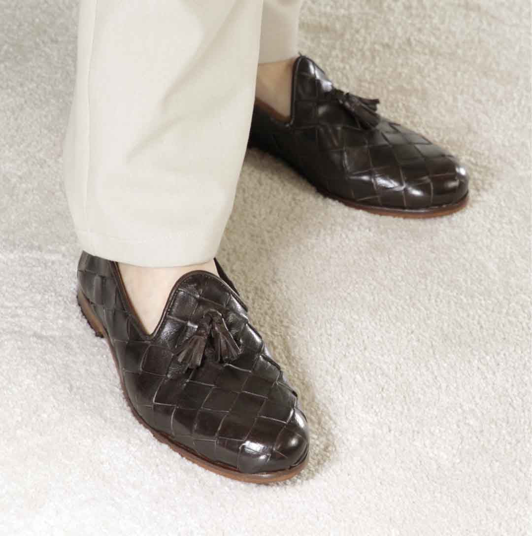 Mocassini da uomo con nappine in pelle intrecciata colore marrone scuro - LeonardoShoes