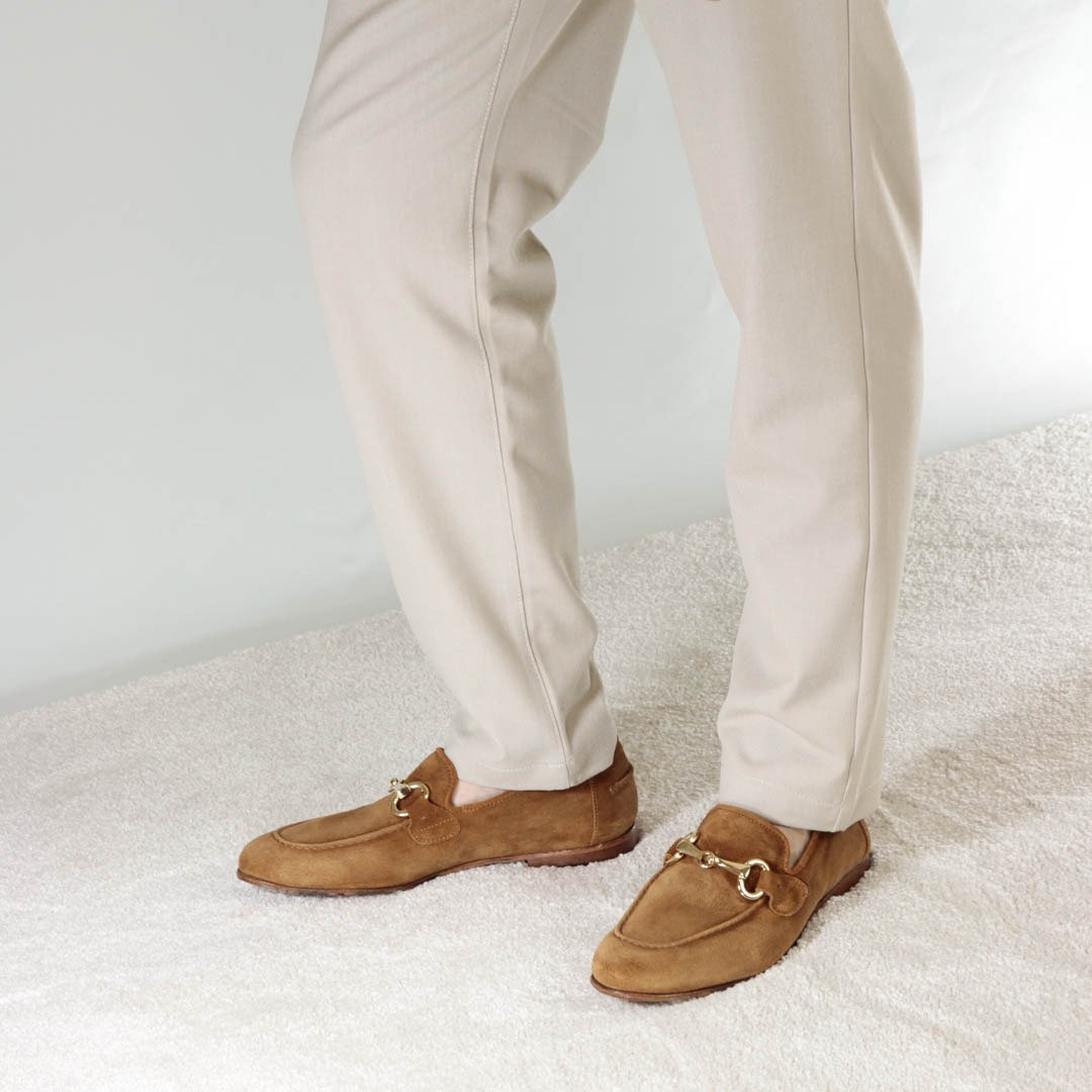 Men's moccasin in light brown suede with gold-coloured clamp