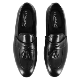 Elegant men's loafer in soft black leather with tassels