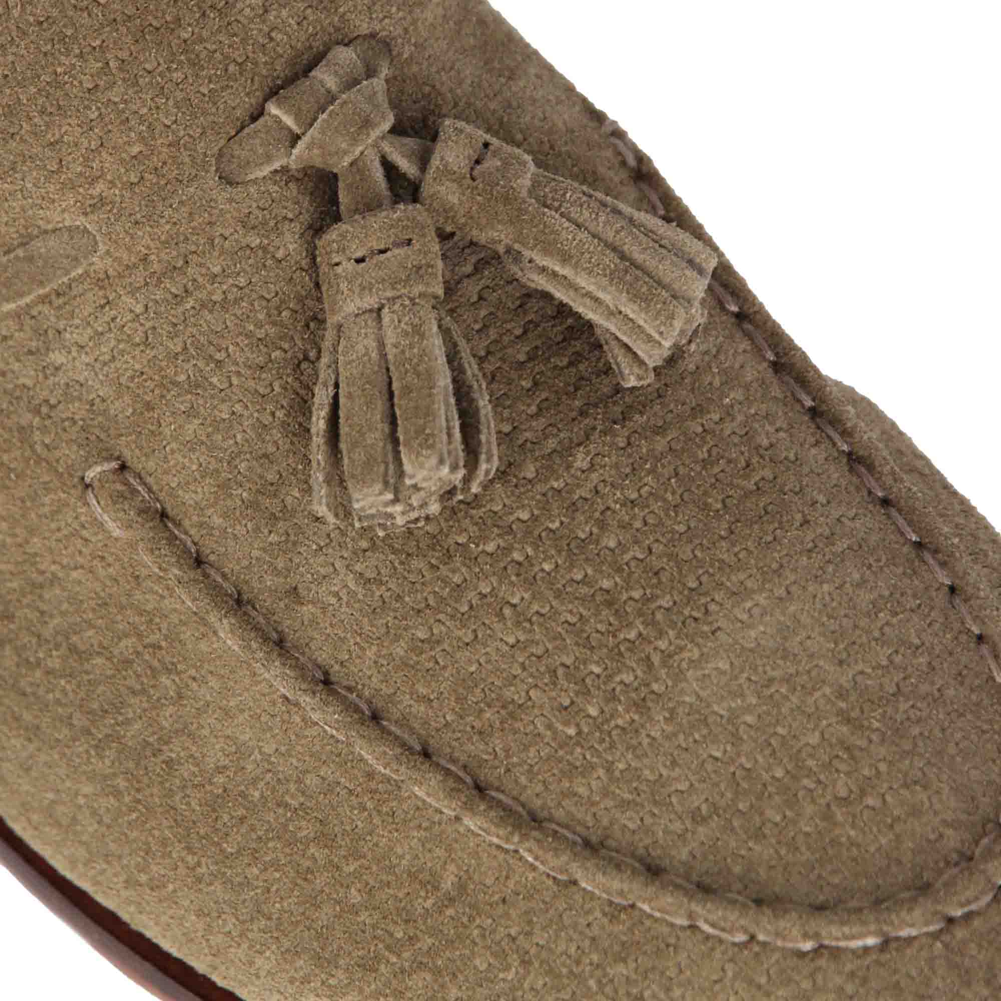 Mocassin en daim fait à la main avec des glands beiges