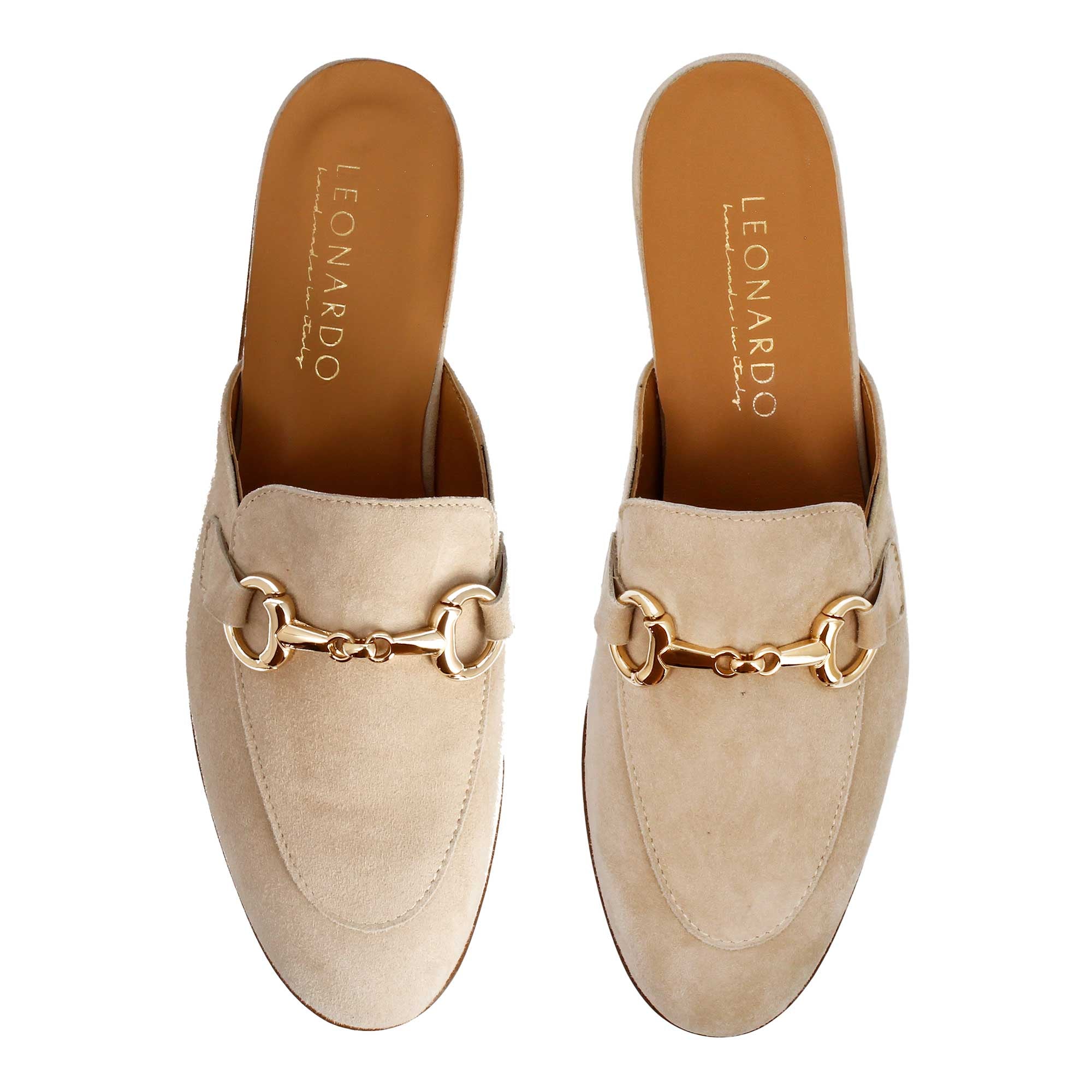 Sabot da donna in pelle scamosciata beige con fibbia oro