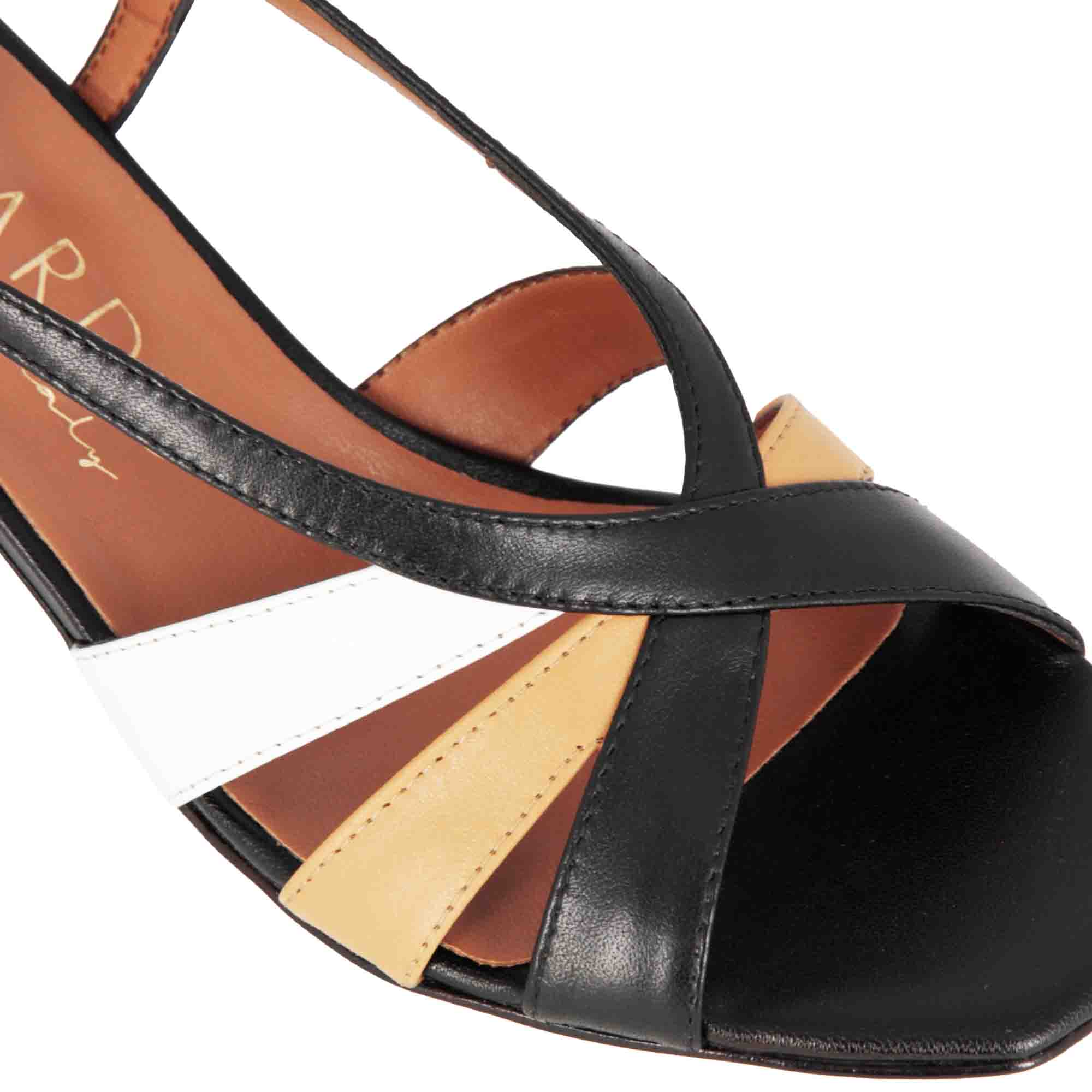 Klassische damen-sandale aus mehrfarbigem leder mit riemen